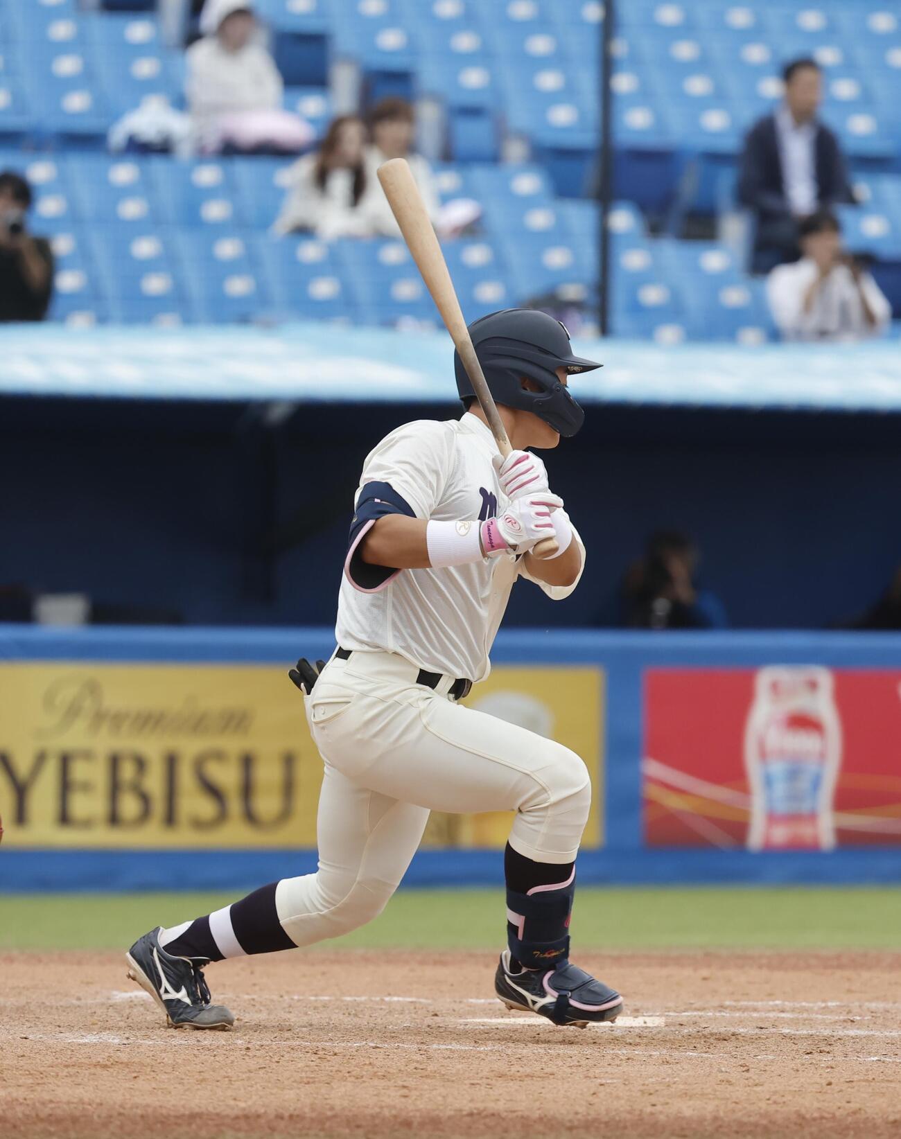 早大対明大　5回裏明大2死一、三塁、左前適時打を放つ明大・為永皓（撮影・山本朝陽）