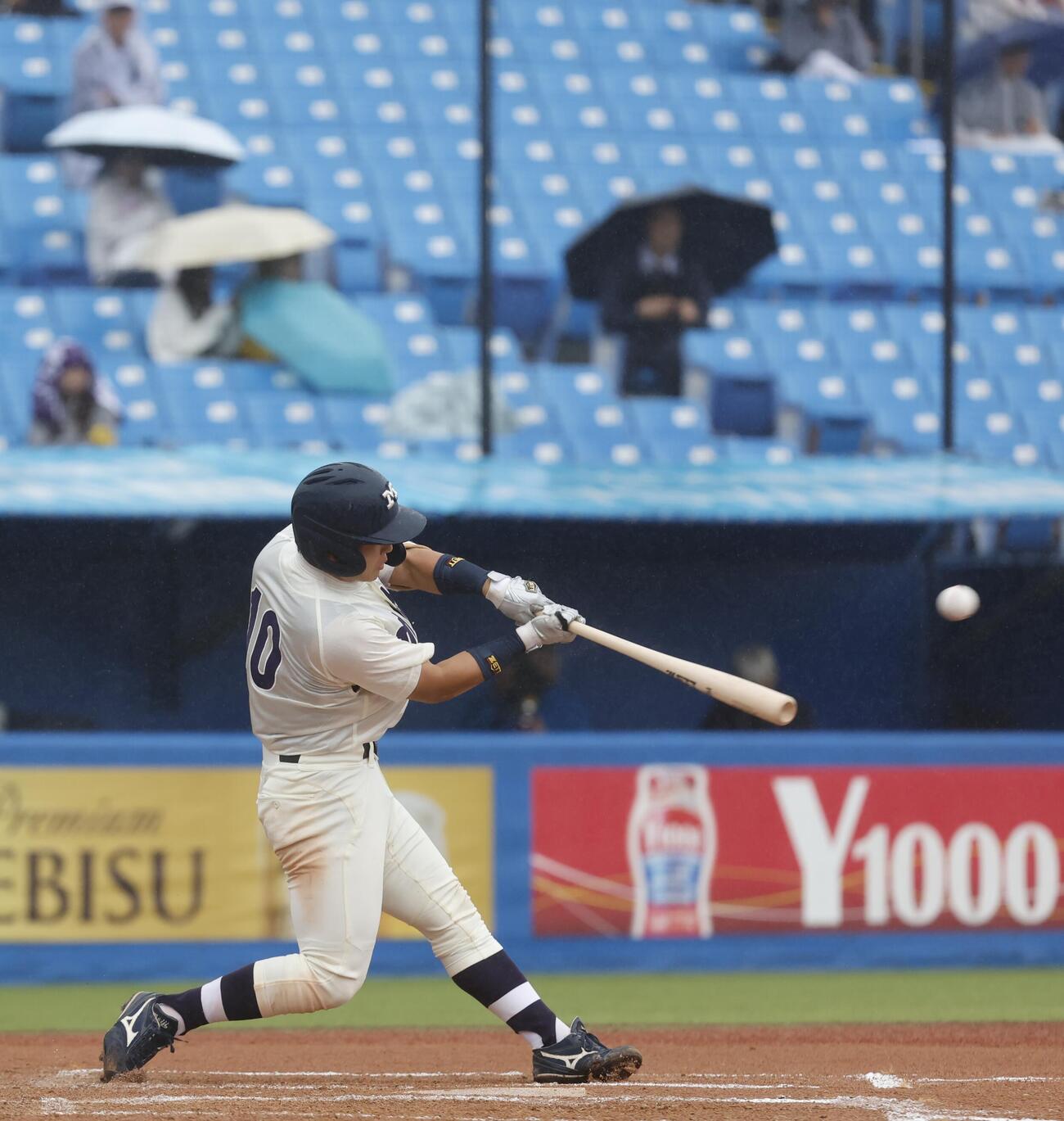 早大対明大　6回裏明大2死満塁、3点適時二塁打を放つ明大・福原聖矢（撮影・山本朝陽）