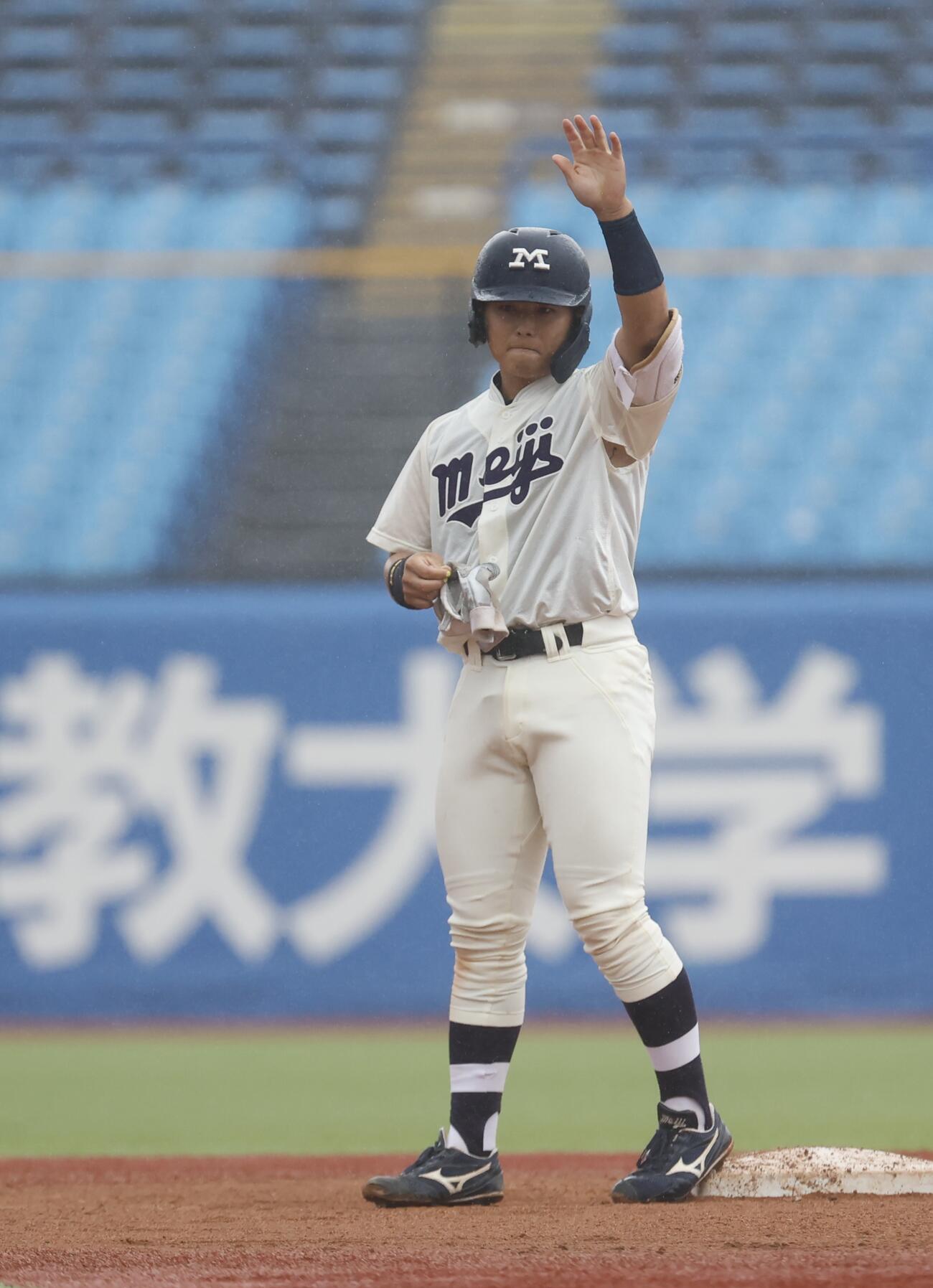 早大対明大　6回裏明大2死満塁、3点適時二塁打を放ち、ナインと喜ぶ明大・福原聖矢（撮影・山本朝陽）