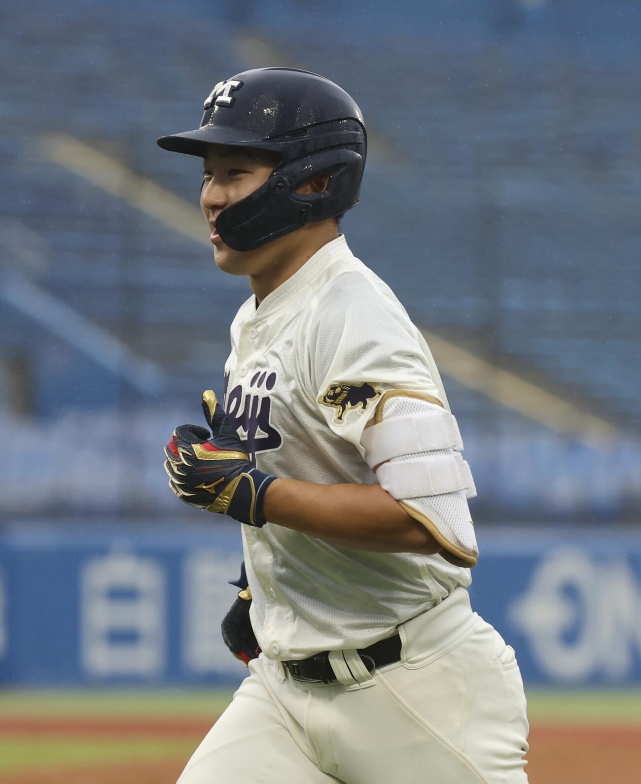 早大対明大　7回裏明大2死満塁、左前適時打を放ち、笑顔の明大・若狭遼之助（撮影・山本朝陽）