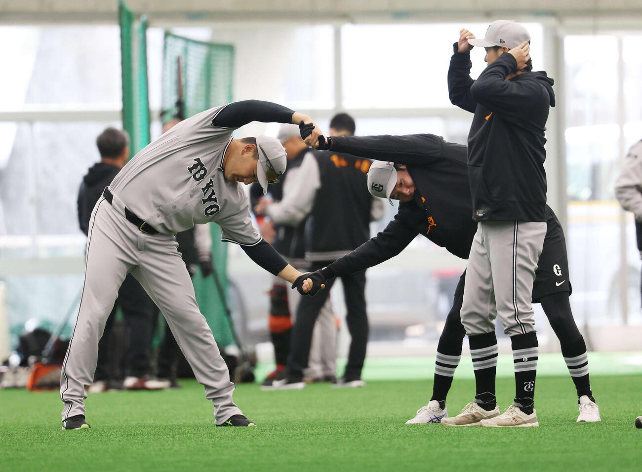 ストレッチをする田中将大（左）と竹丸（2026年撮影）