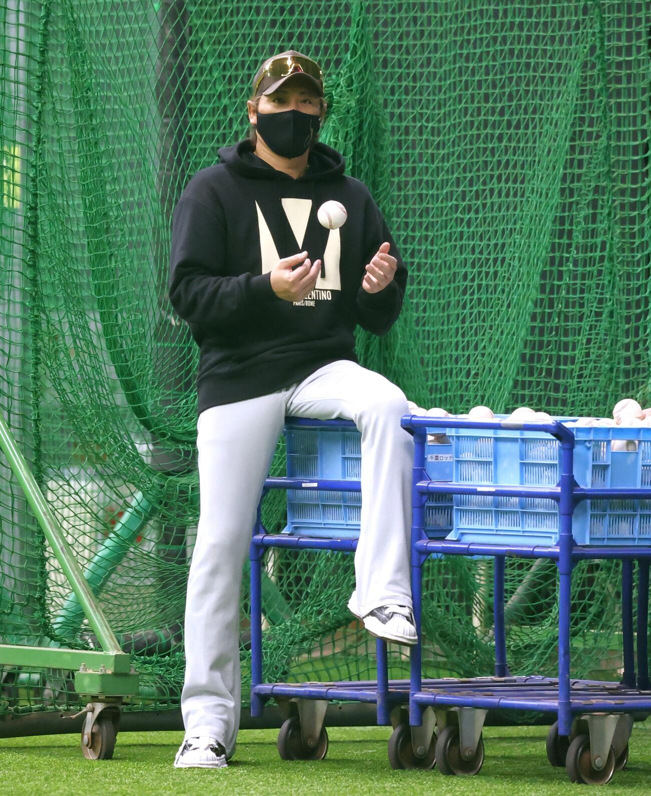 投手陣の練習を見る日本ハム新庄剛志監督（撮影・黒川智章）