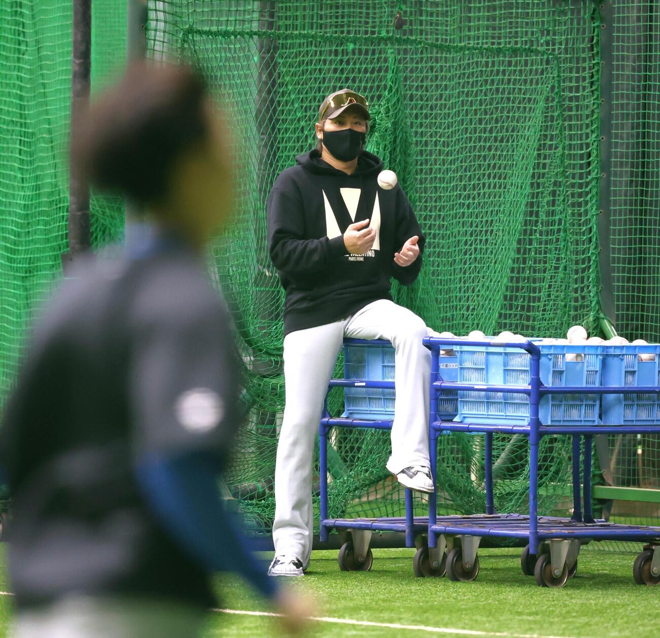 投手陣の練習を見る日本ハム新庄剛志監督（撮影・黒川智章）