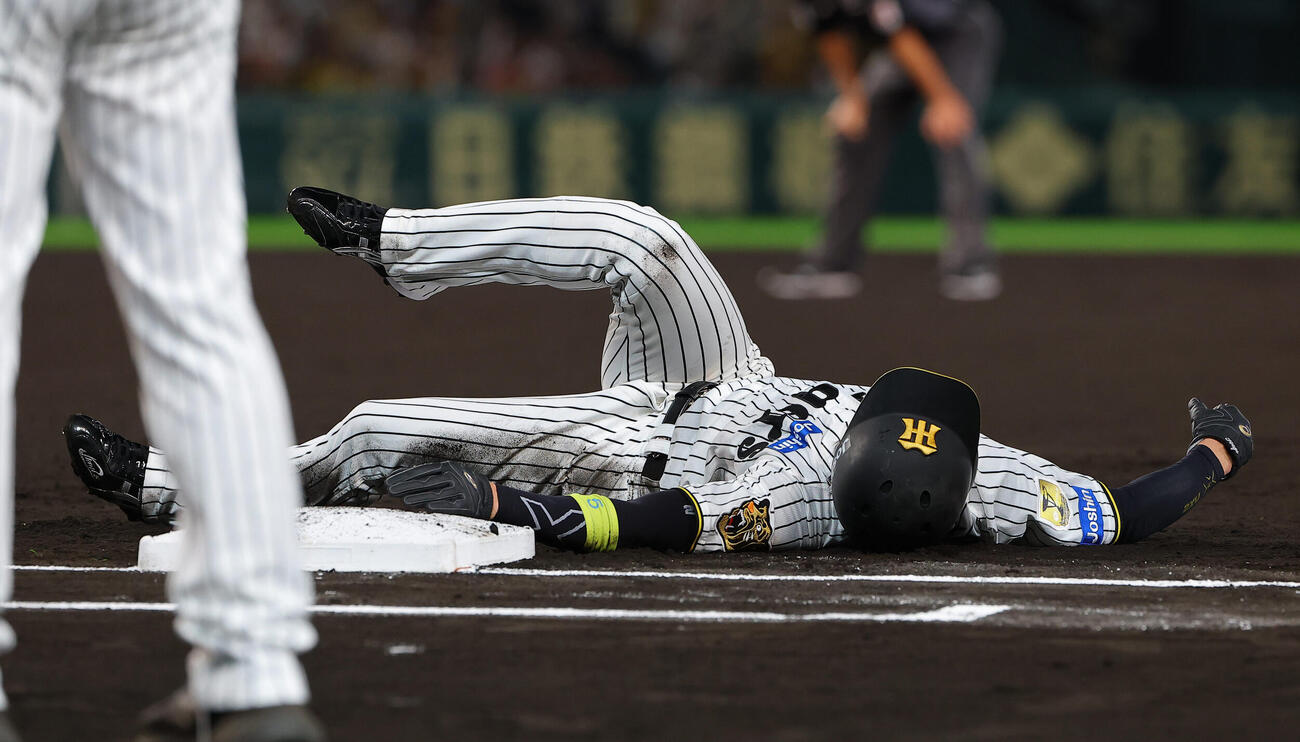 阪神対ヤクルト　1回裏阪神無死一塁、近本光司は奥川恭伸のけん制球で憤死する（撮影・上田博志）