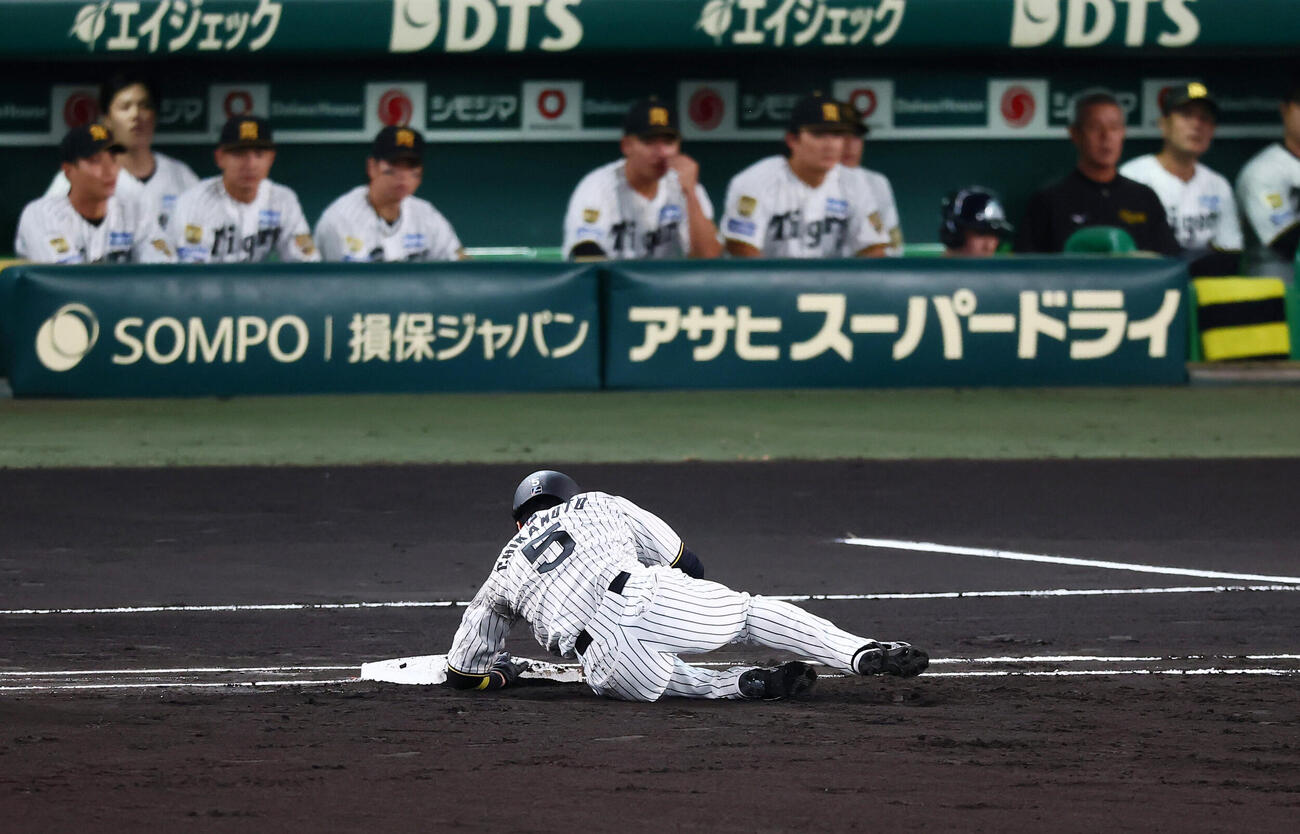 阪神対ヤクルト　1回裏阪神無死一塁、けん制球でアウトになった近本光司（撮影・加藤哉）
