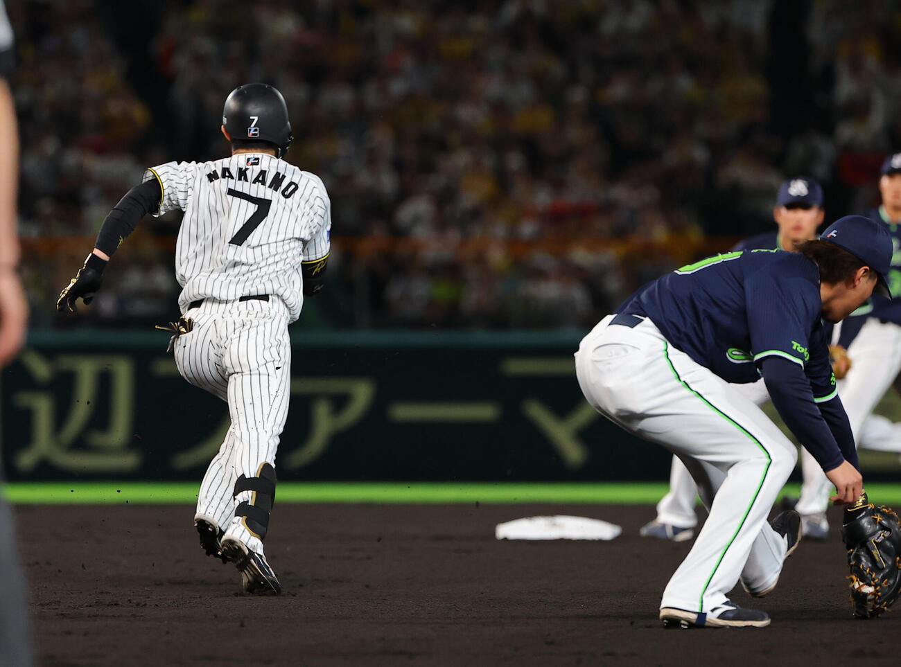 阪神対ヤクルト　1回裏阪神1死、中野拓夢は西村瑠伊斗の返球がそれる間に二塁を狙うも憤死する（撮影・上田博志）