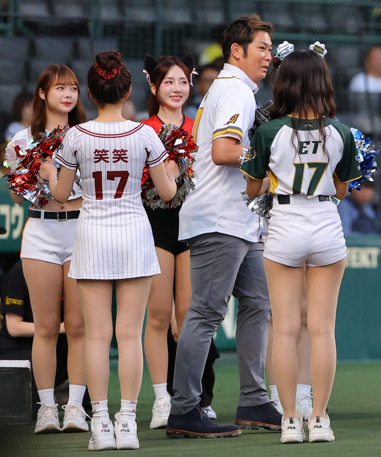 阪神対ヤクルト　ファーストピッチセレモニーを務めた阪神OBの岩田稔氏（撮影・上田博志）