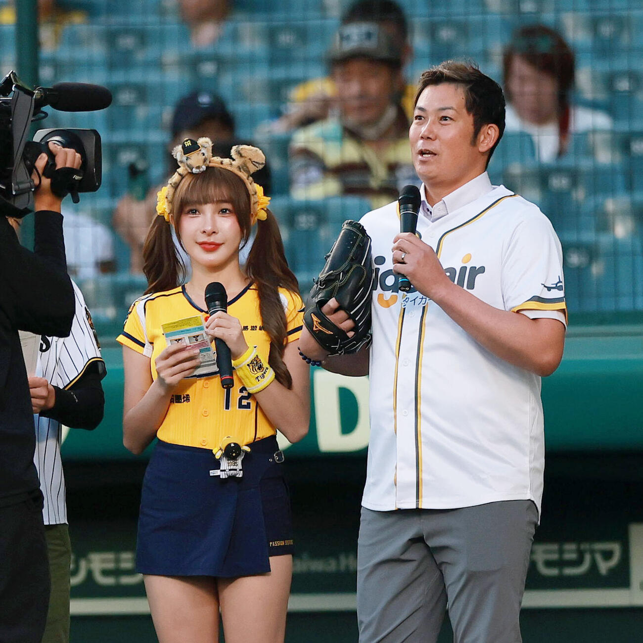 阪神対ヤクルト　台湾デーでファーストピッチに臨む岩田稔氏（右）（撮影・上山淳一）