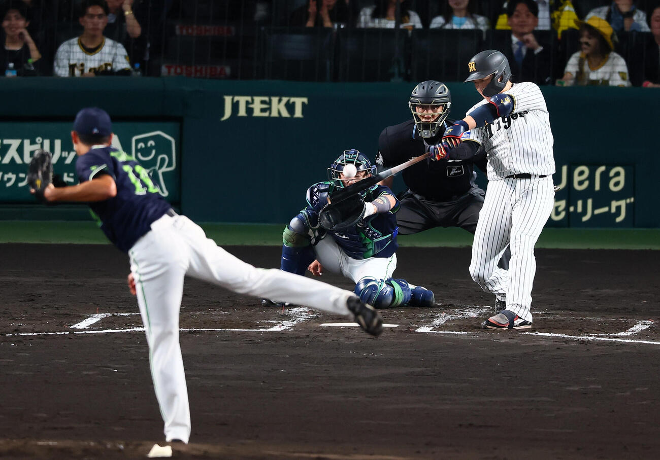 阪神対ヤクルト　2回裏阪神1死、大山悠輔は左中間越えソロ本塁打を放つ。投手奥川恭伸（撮影・加藤哉）