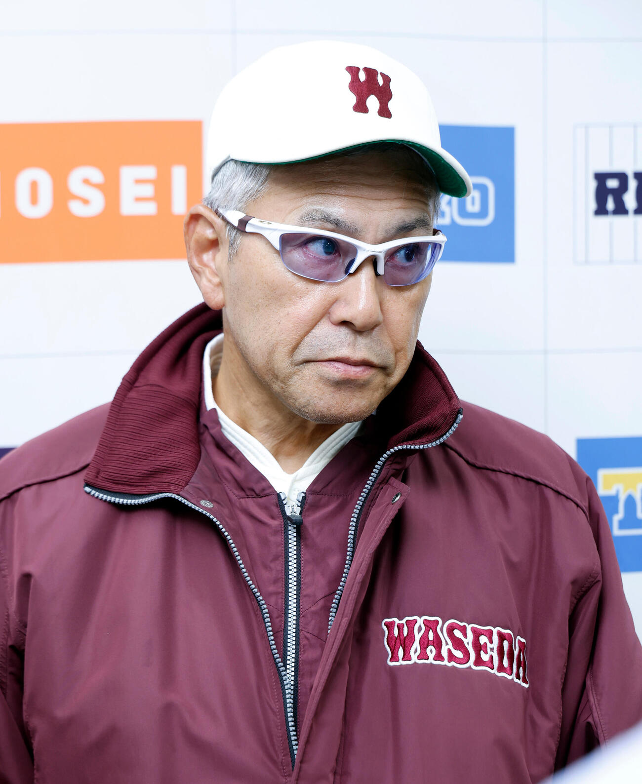 早大対明大　囲み取材に応じる早大・小宮山悟監督（撮影・山本朝陽）