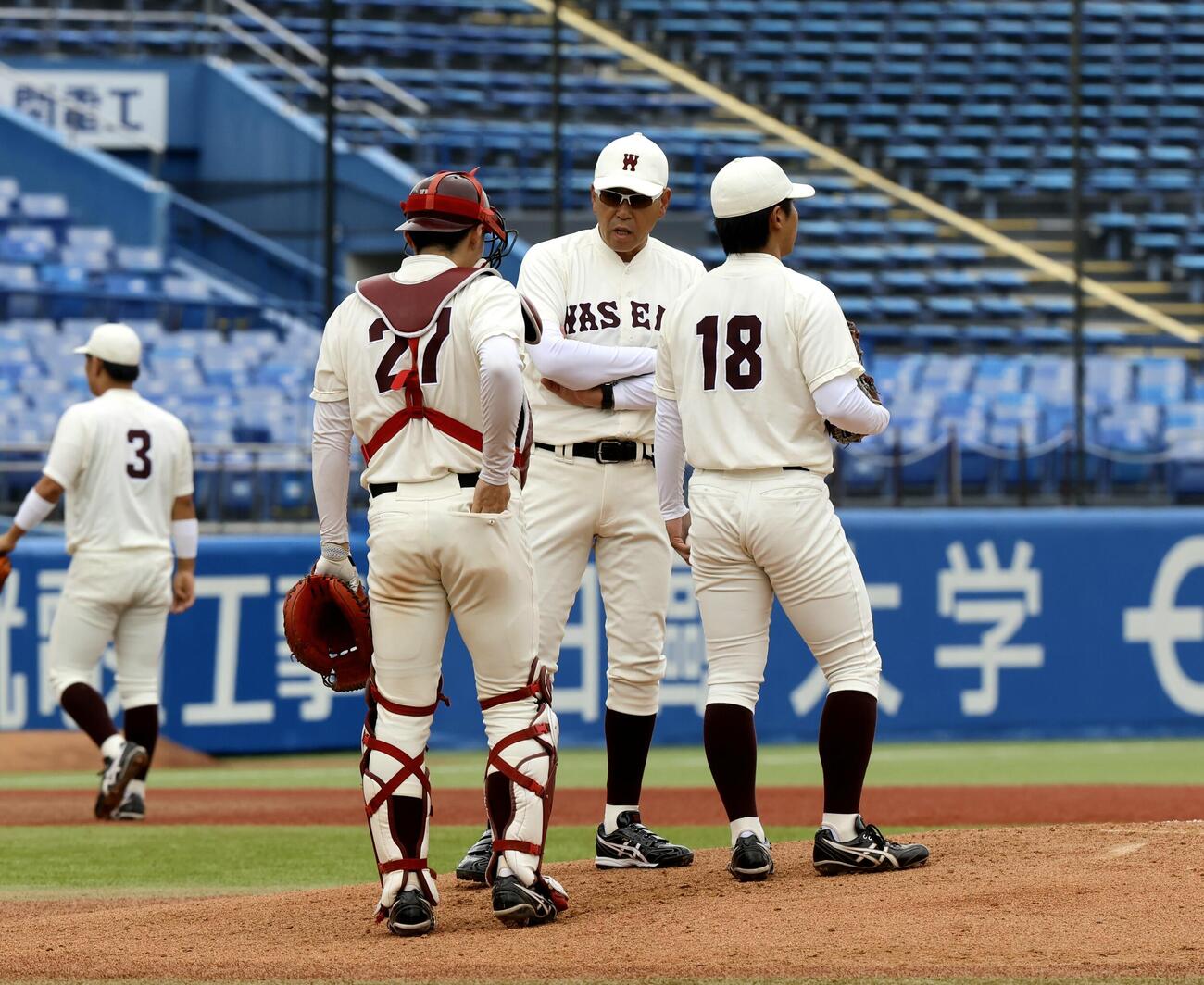早大対明大　1回裏明大2死満塁、先制を許し、マウンドで指示を出す早大・小宮山悟監督（中央）（撮影・山本朝陽）