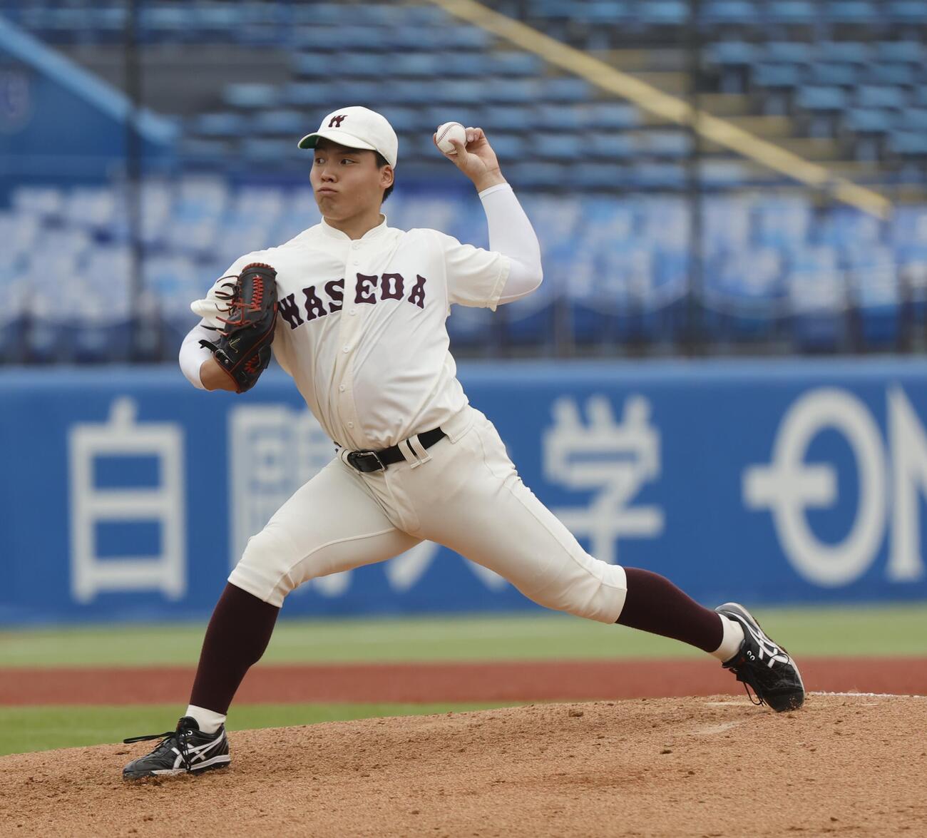 早大対明大　2番手で登板した早大・中村心大（撮影・山本朝陽）