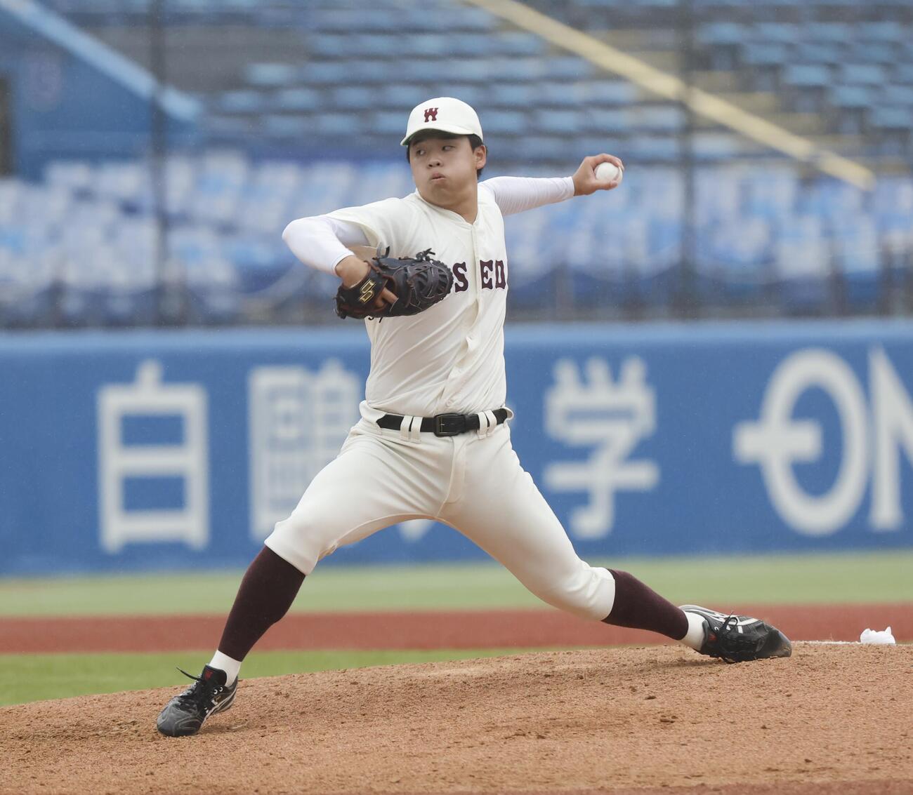 早大対明大　4番手で登板した早大・佐宗翼（撮影・山本朝陽）