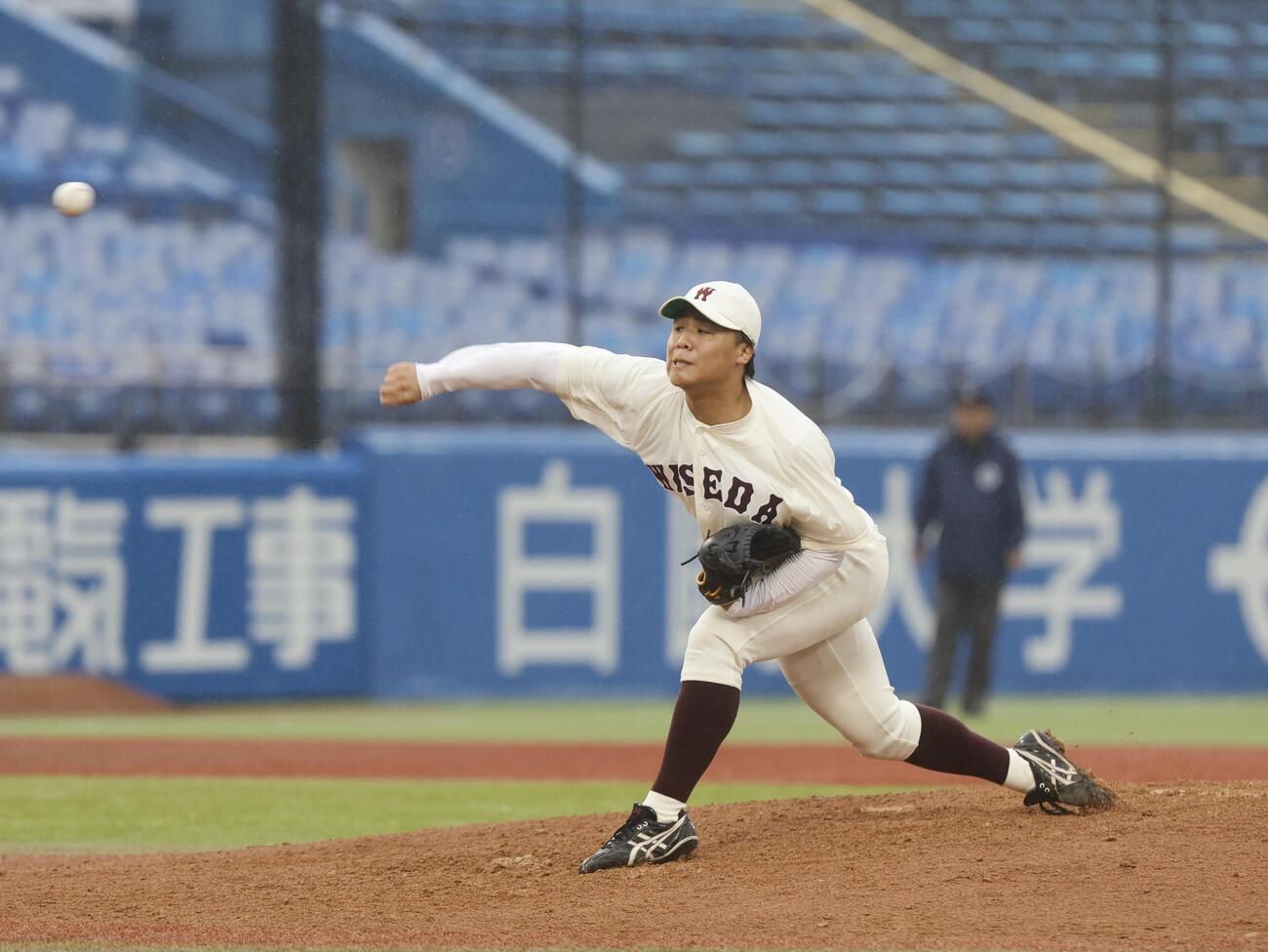 早大対明大　5番手で登板した早大・松本宗二郎（撮影・山本朝陽）