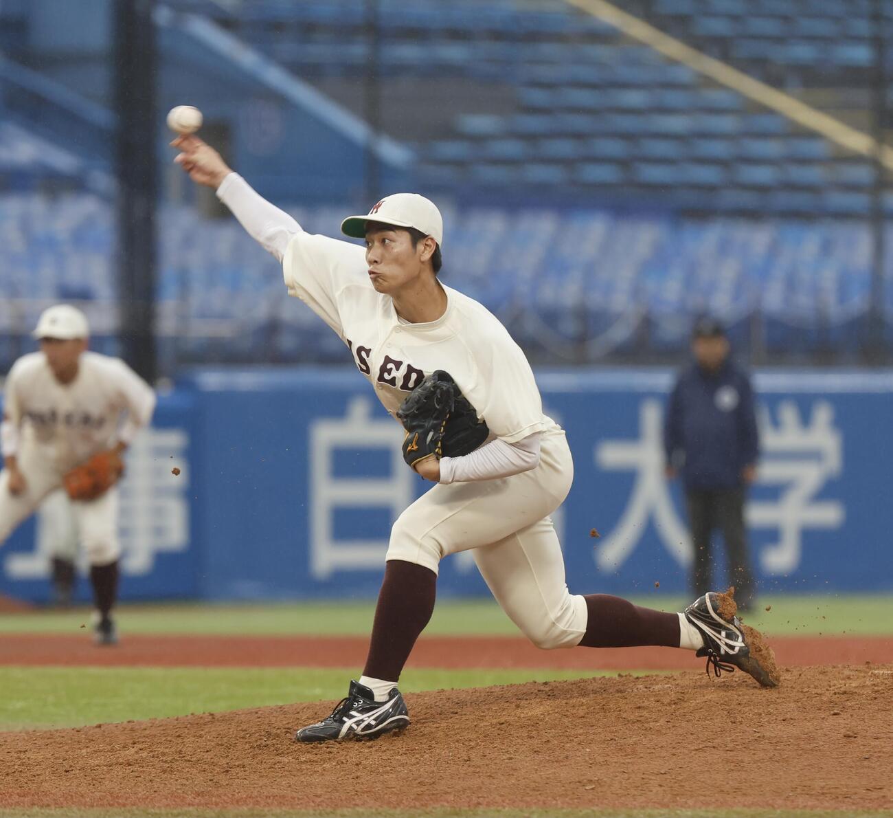 早大対明大　6番手で登板した早大・小松龍一（撮影・山本朝陽）