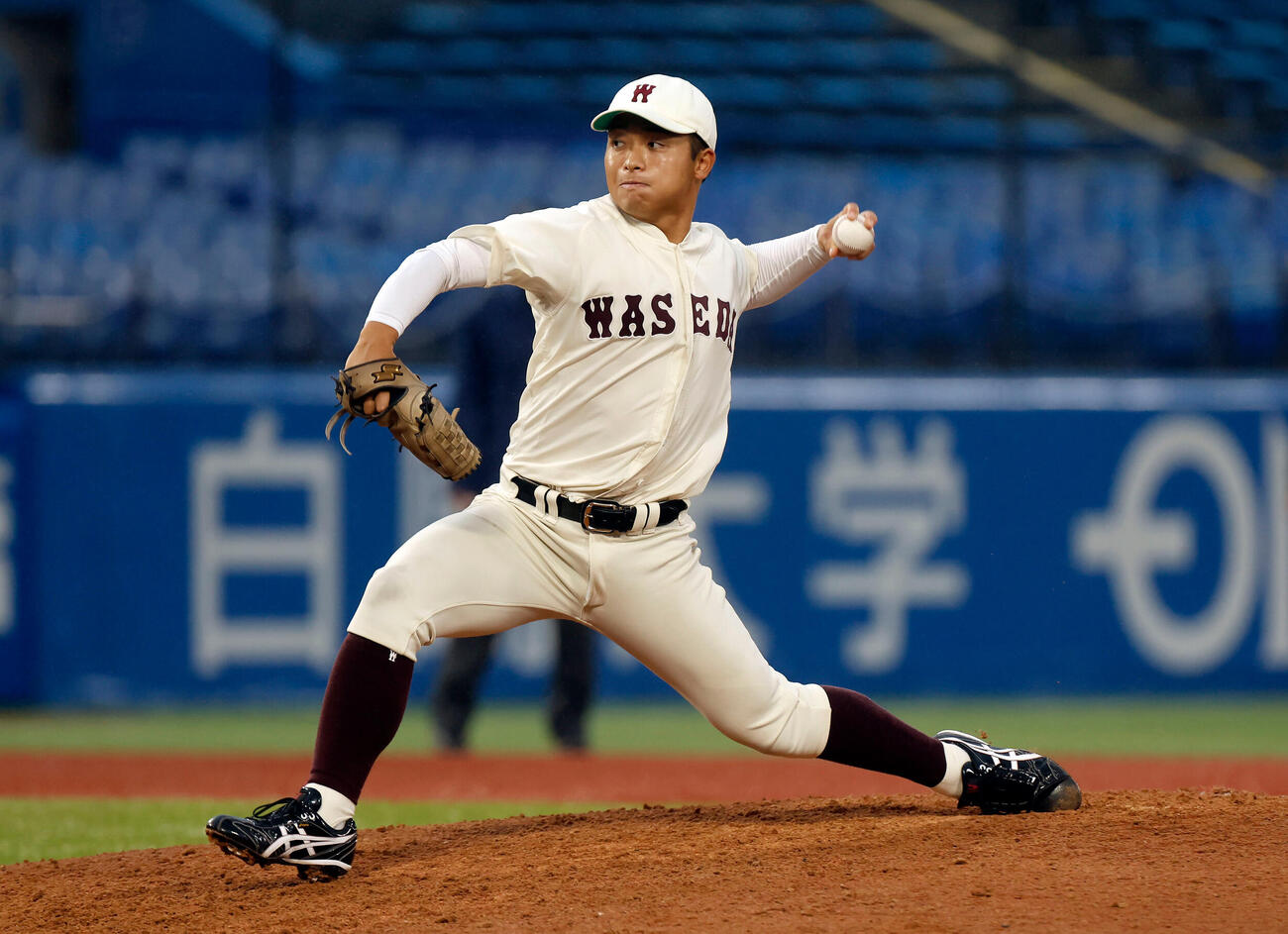 早大対明大　7番手で登板した早大・香西一希（撮影・山本朝陽）