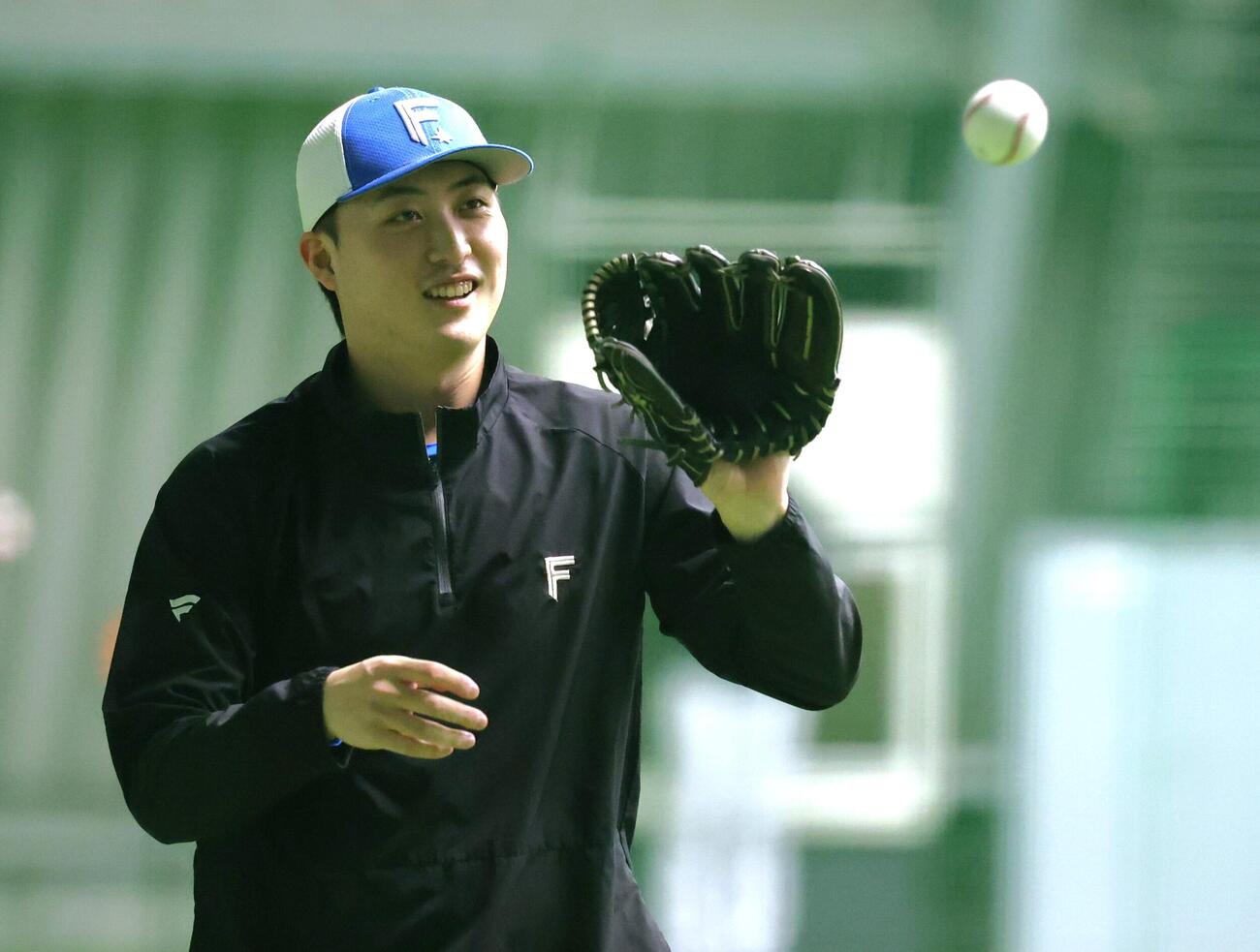 笑顔でキャッチボールする日本ハム柳川大晟（撮影・黒川智章）