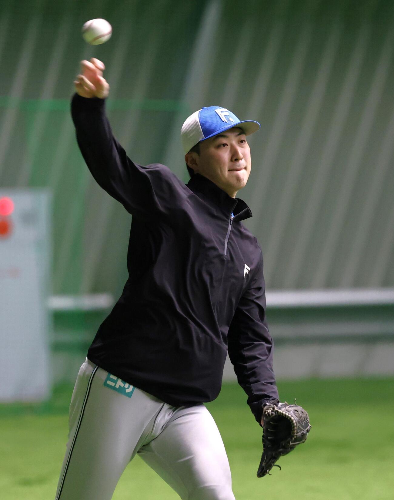 キャッチボールする日本ハム柳川大晟（撮影・黒川智章）
