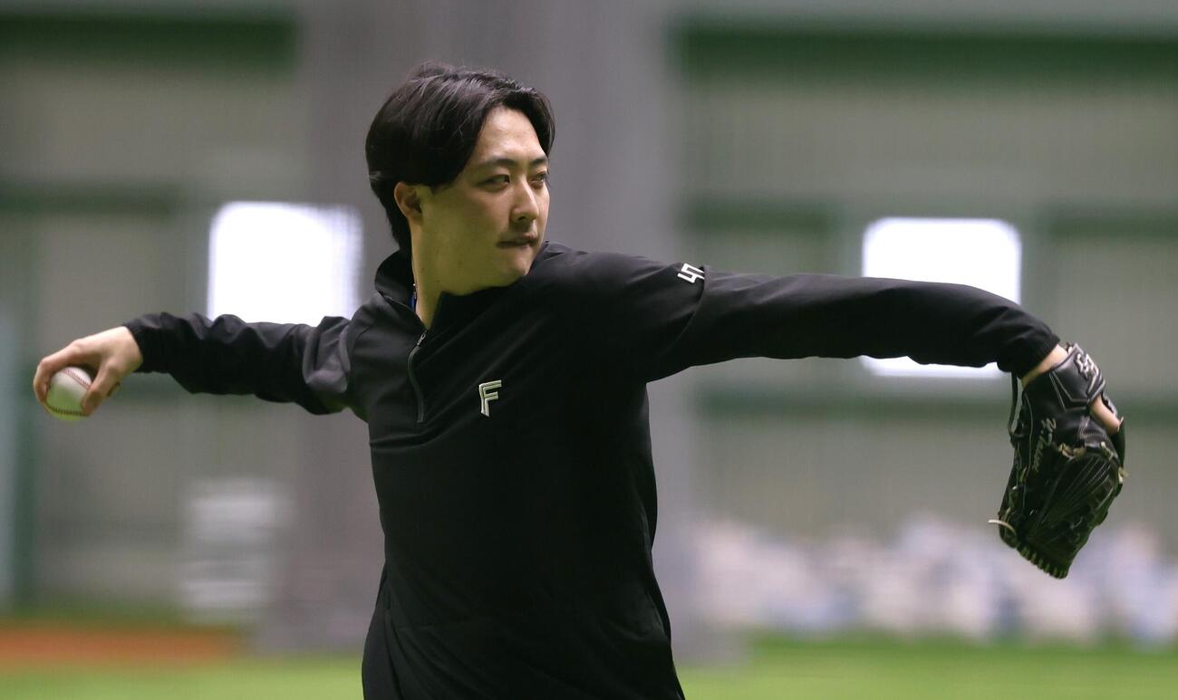 キャッチボールする日本ハム柳川大晟（撮影・黒川智章）