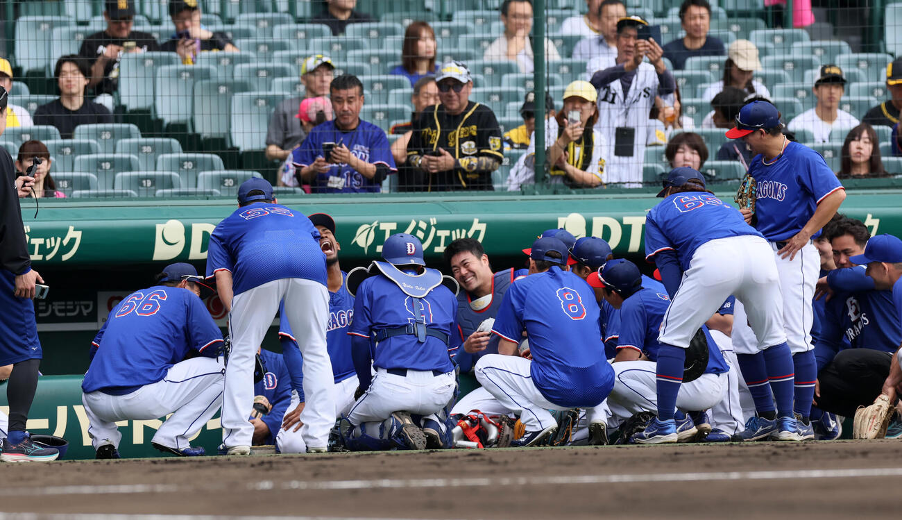 4月19日、2軍阪神戦の試合前に円陣で声を出すブライト