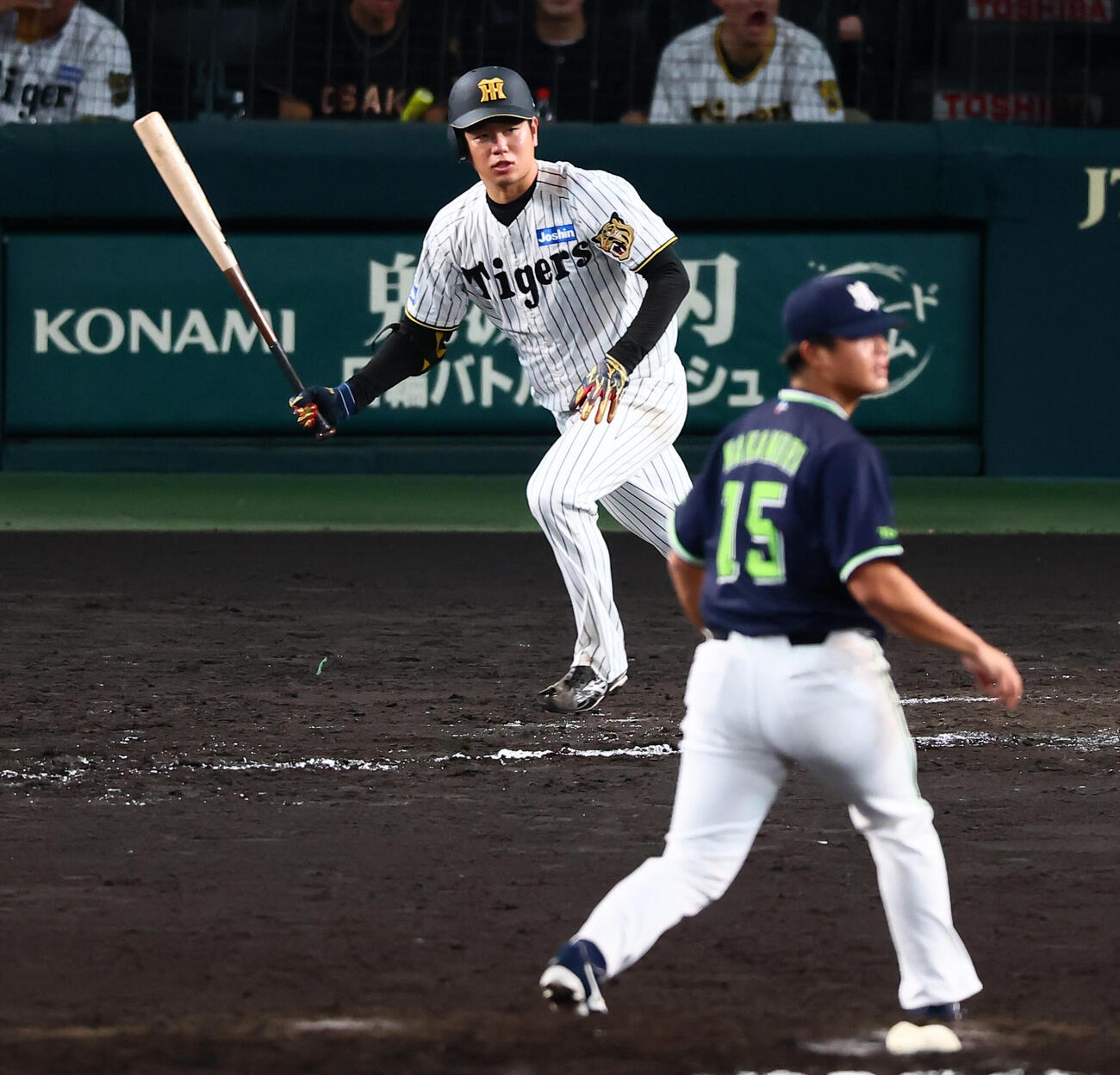 阪神対ヤクルト　7回裏阪神2死三塁、高橋遥人は左前適時打を放つ。投手中村優斗（撮影・加藤哉）