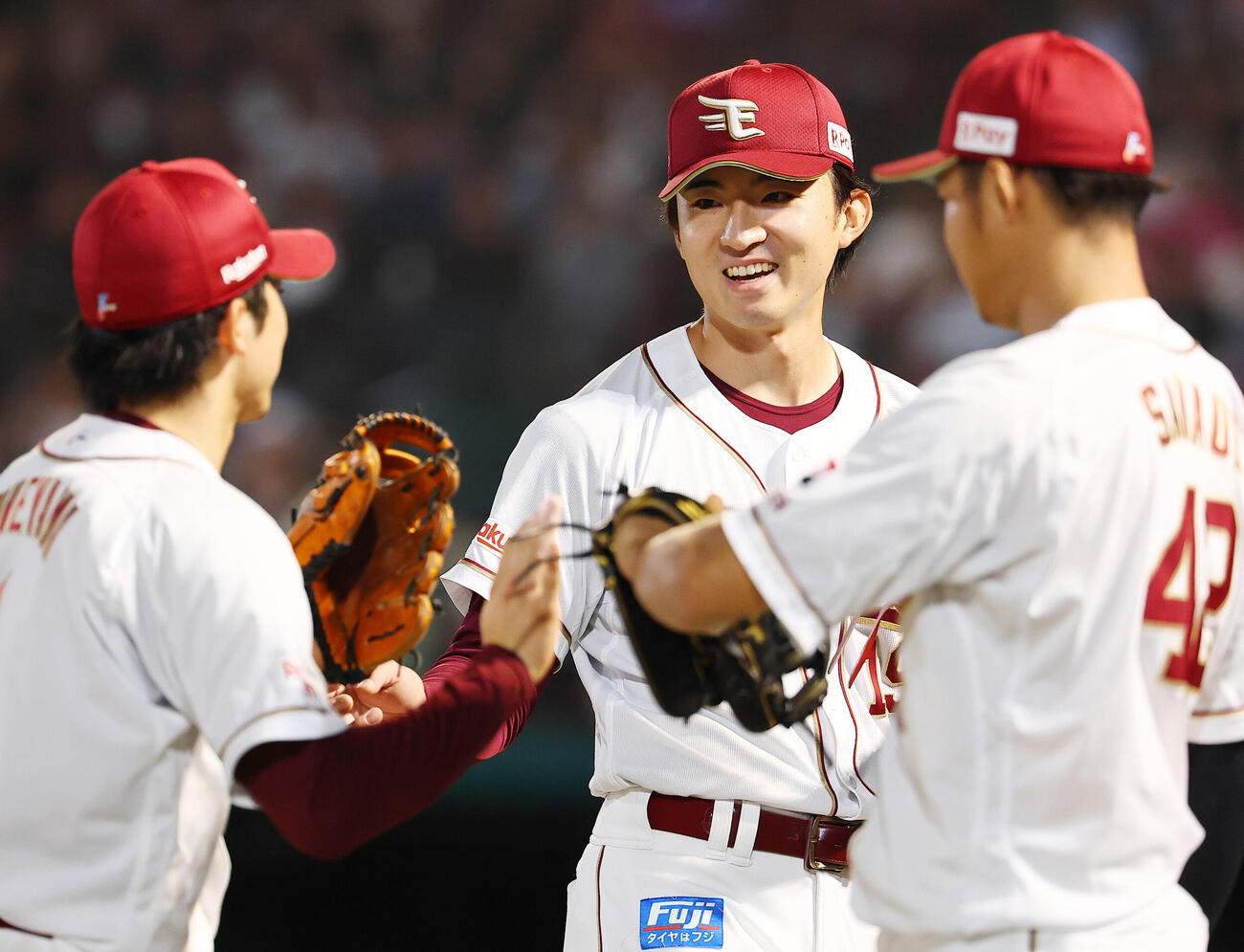 楽天対ロッテ　7回表を抑え笑顔をみせる楽天荘司康誠（撮影・野上伸悟）