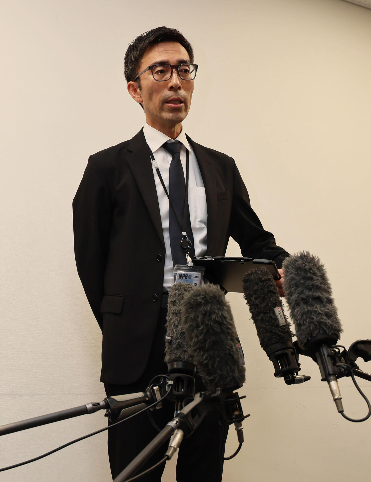 急逝した野上士耀さんについて発表するオリックス小浜裕一球団本部長（撮影・宮崎幸一）