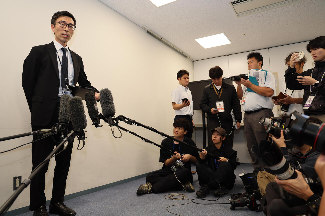 急逝した野上士耀さんについて発表するオリックス小浜裕一球団本部長（撮影・宮崎幸一）