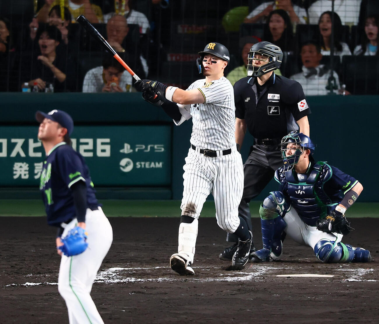 阪神対ヤクルト　8回裏阪神1死一塁、佐藤輝明は右越え2点本塁打を放つ。投手清水昇（撮影・加藤哉）
