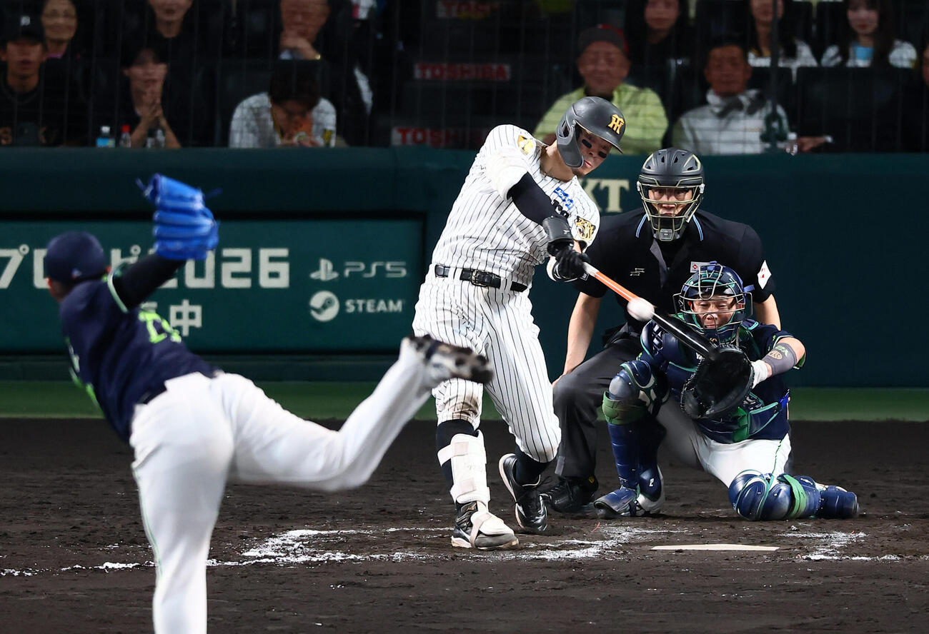 阪神対ヤクルト　8回裏阪神1死一塁、佐藤輝明は右越えに2点本塁打を放つ。投手清水昇（撮影・加藤哉）