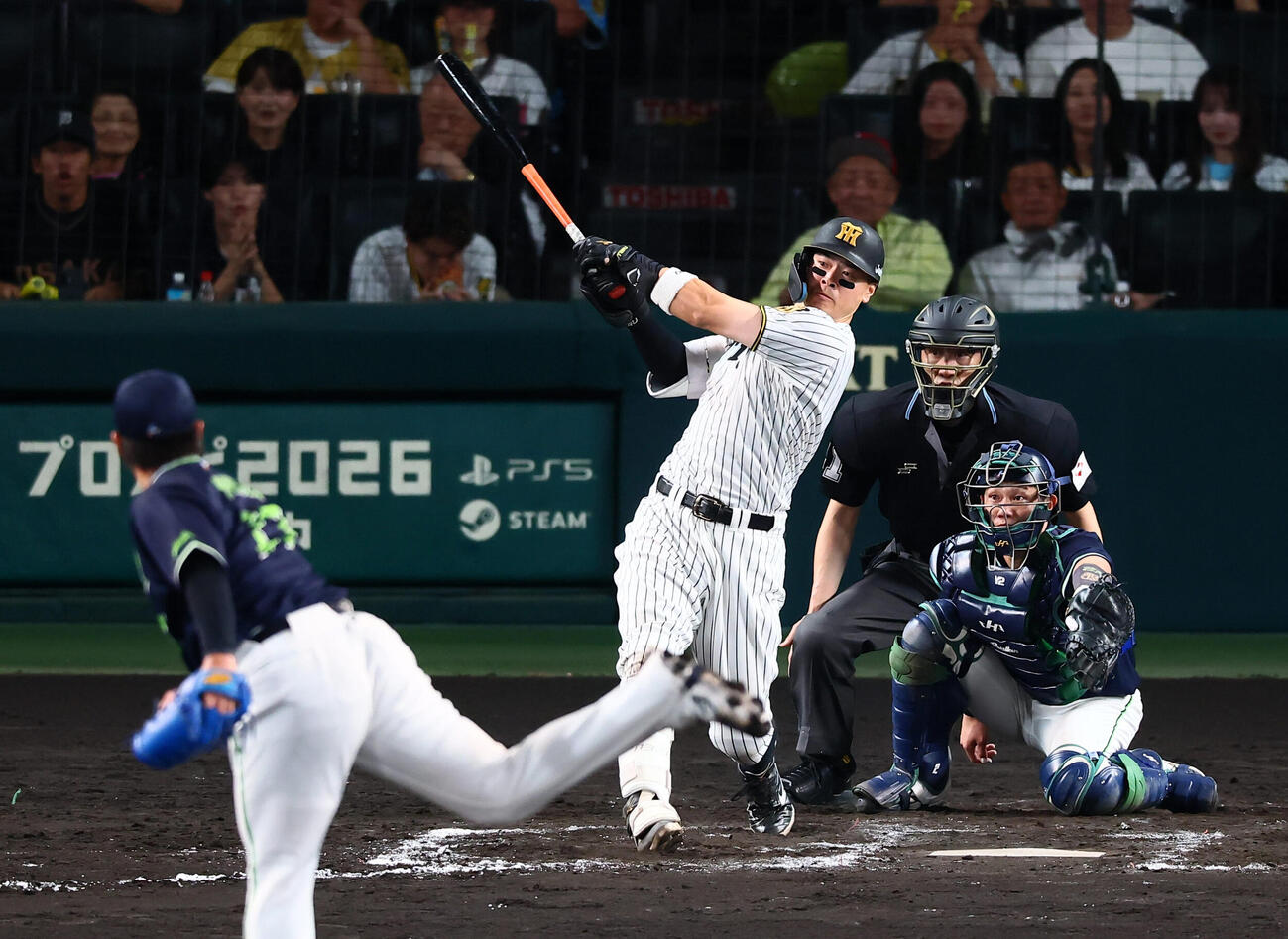 阪神対ヤクルト　8回裏阪神1死一塁、佐藤輝明は右越え2点本塁打を放つ。投手清水昇（撮影・加藤哉）