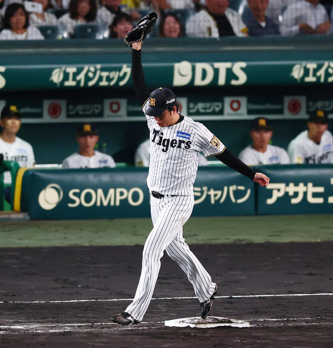 阪神対ヤクルト　5回表ヤクルト無死、高橋遥人は古賀優大の一ゴロでカバーに入る（撮影・加藤哉）