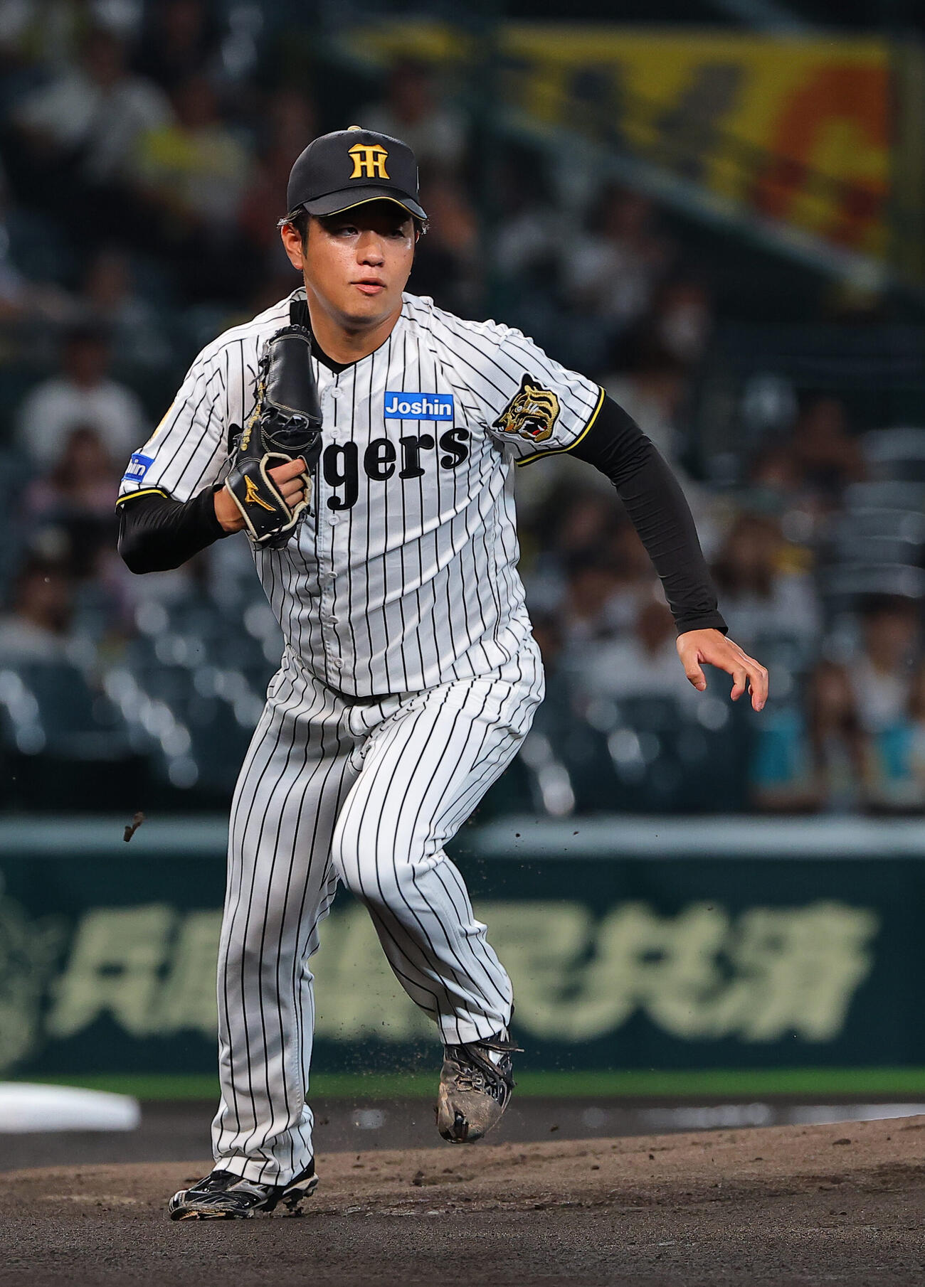 阪神対ヤクルト　1回表ヤクルト1死二塁、田中陽翔を一ゴロに打ち取った高橋遥人はベースカバーに向かう（撮影・上田博志）