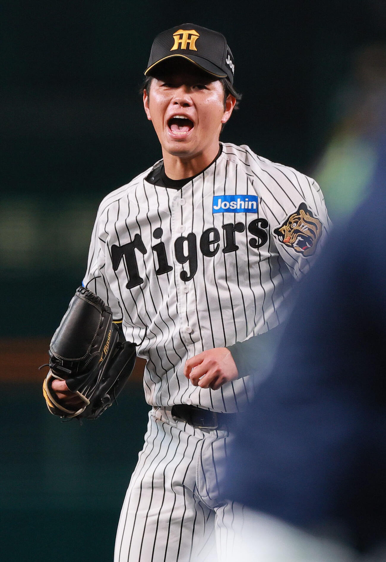 阪神対ヤクルト　1回表ヤクルト2死三塁、高橋遥人は松下歩叶から空振り三振を奪い雄たけびを上げる（撮影・上山淳一）