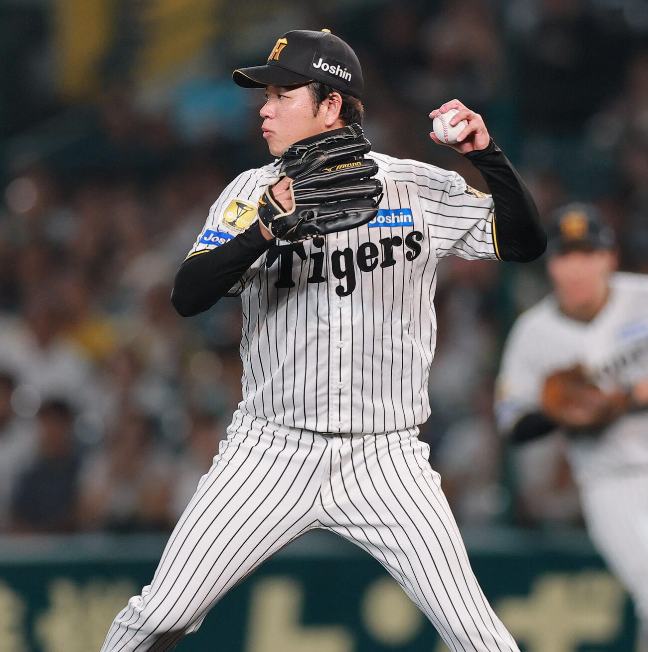 阪神対ヤクルト　4回表ヤクルト1死一、二塁、高橋遥人は赤羽由紘の投ゴロに反応し併殺を奪う（撮影・上山淳一）