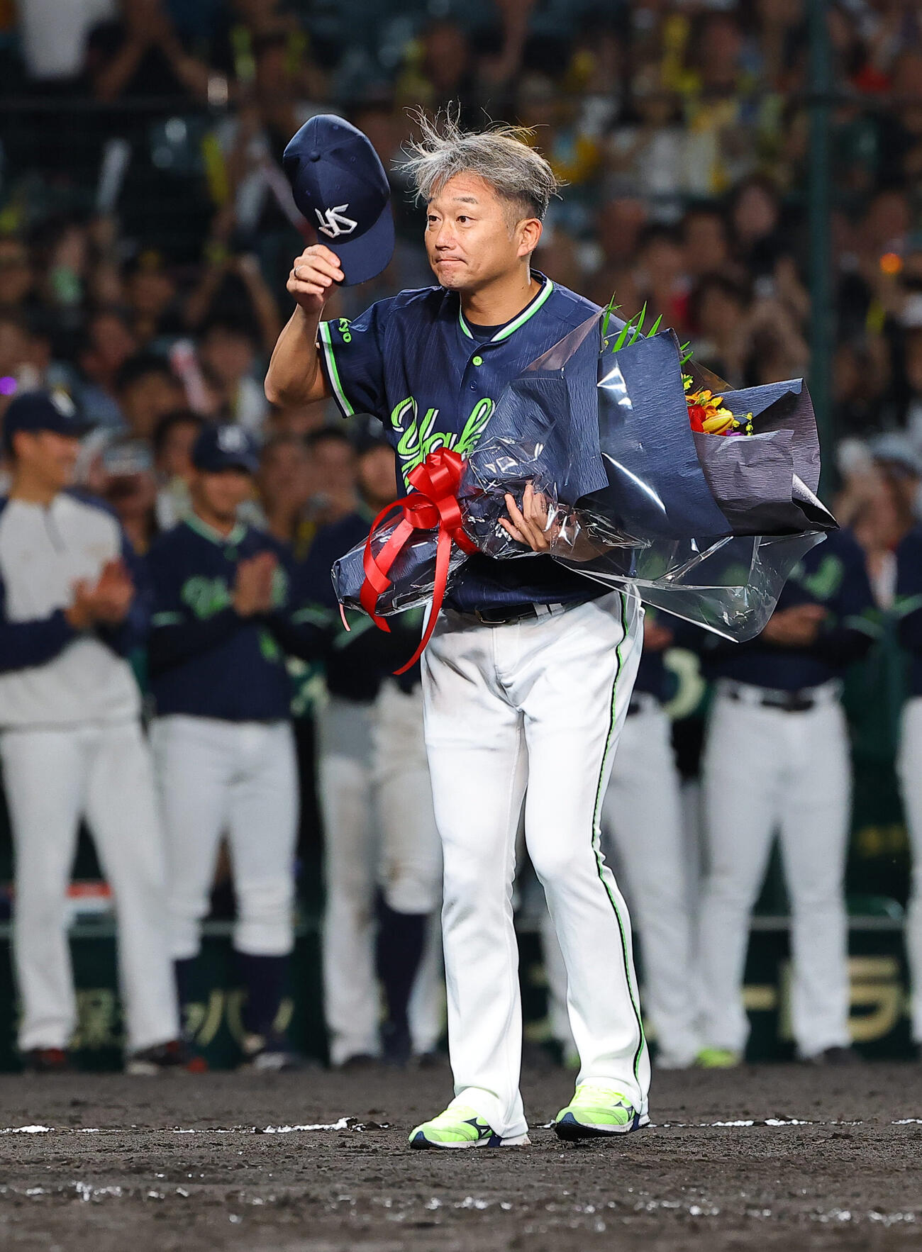 阪神対ヤクルト　引退するヤクルト石川雅規は甲子園球場のファンにあいさつをする（撮影・上田博志）
