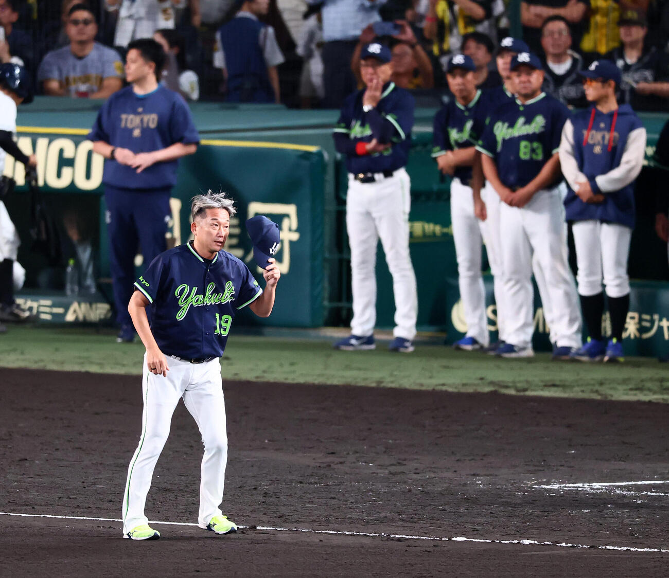 阪神対ヤクルト　甲子園球場のファンにあいさつするヤクルト石川雅規（撮影・加藤哉）