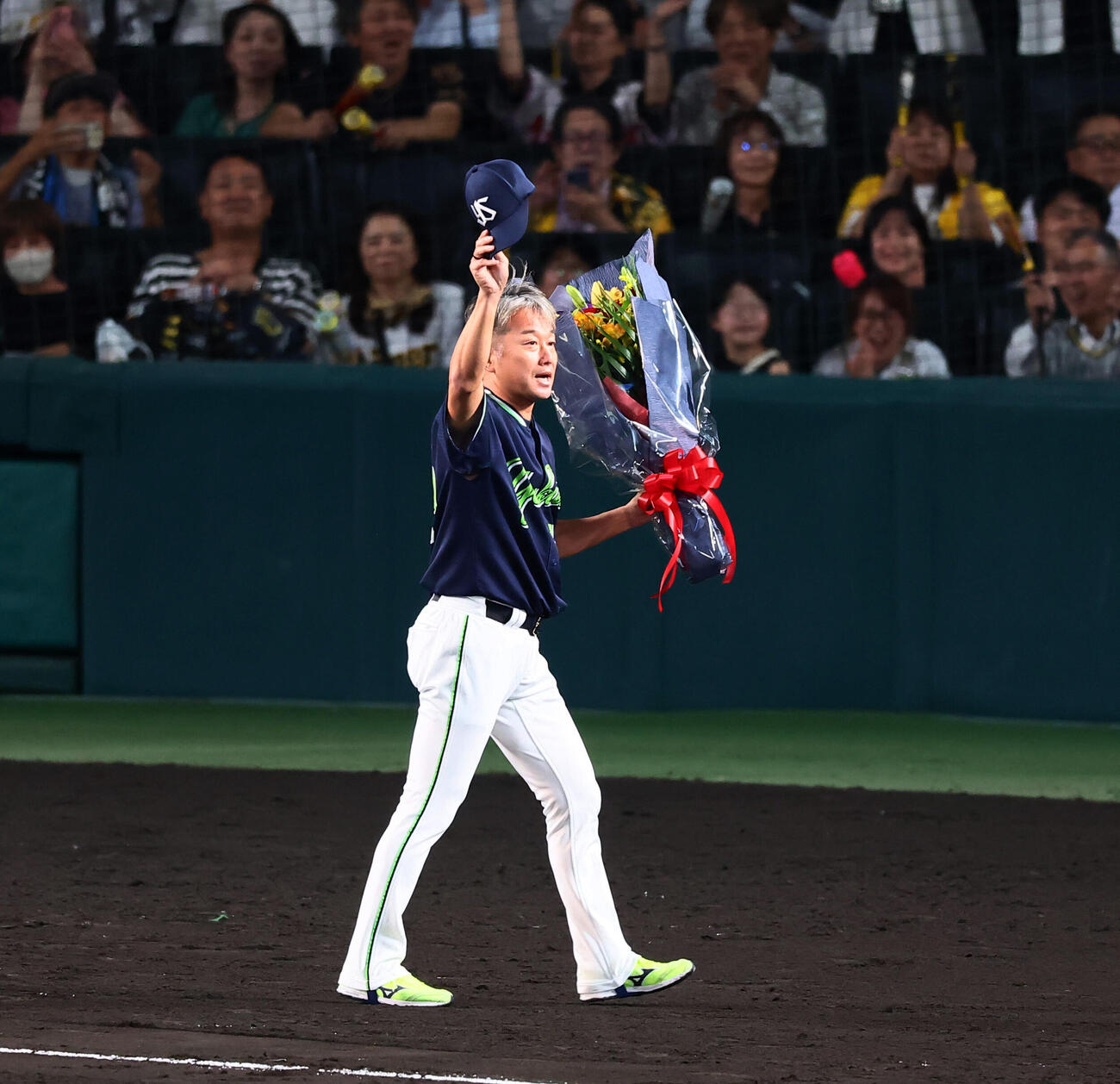 阪神対ヤクルト　甲子園球場のファンにあいさつするヤクルト石川雅規（撮影・加藤哉）