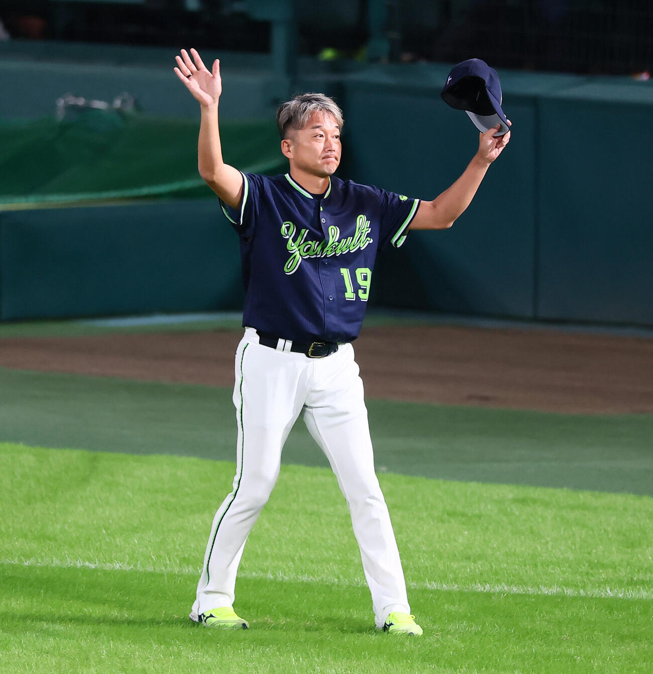 阪神対ヤクルト　甲子園球場のファンにあいさつするヤクルト石川雅規（撮影・加藤哉）