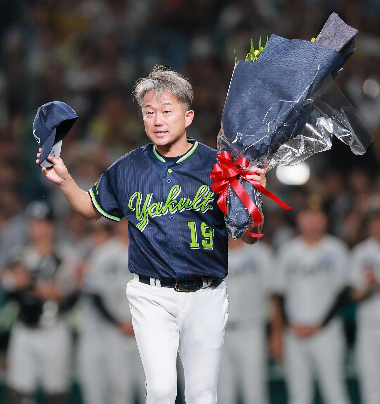 阪神対ヤクルト　現役引退するヤクルト石川雅規は甲子園の大声援に応える（撮影・上山淳一）