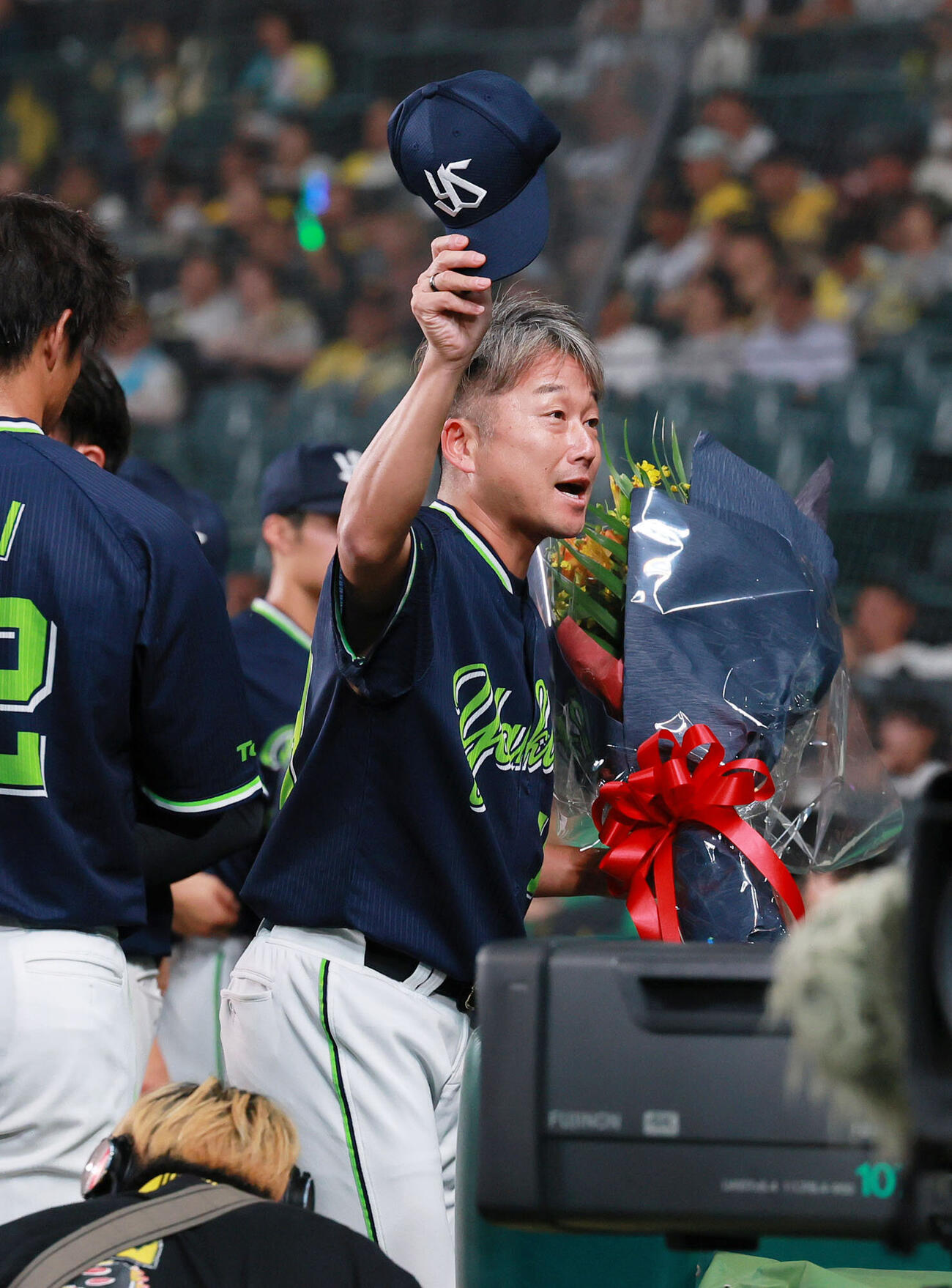 阪神対ヤクルト　現役引退を表明したヤクルト石川雅規はファンの声援に応える（撮影・上山淳一）