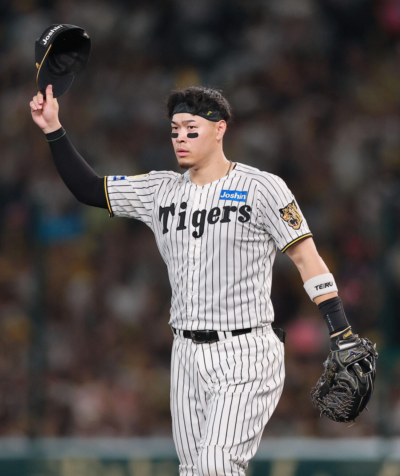 阪神対ヤクルト　8回裏に2点本塁打を放った佐藤輝明は攻守交代で守備位置に就きファンの声援に応える（撮影・上山淳一）