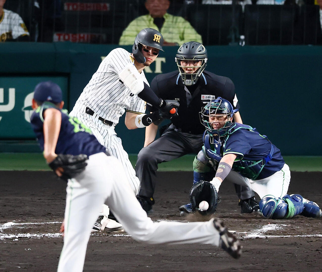阪神対ヤクルト　6回裏阪神2死一塁、四球を選ぶ佐藤輝明。投手奥川恭伸（撮影・加藤哉）