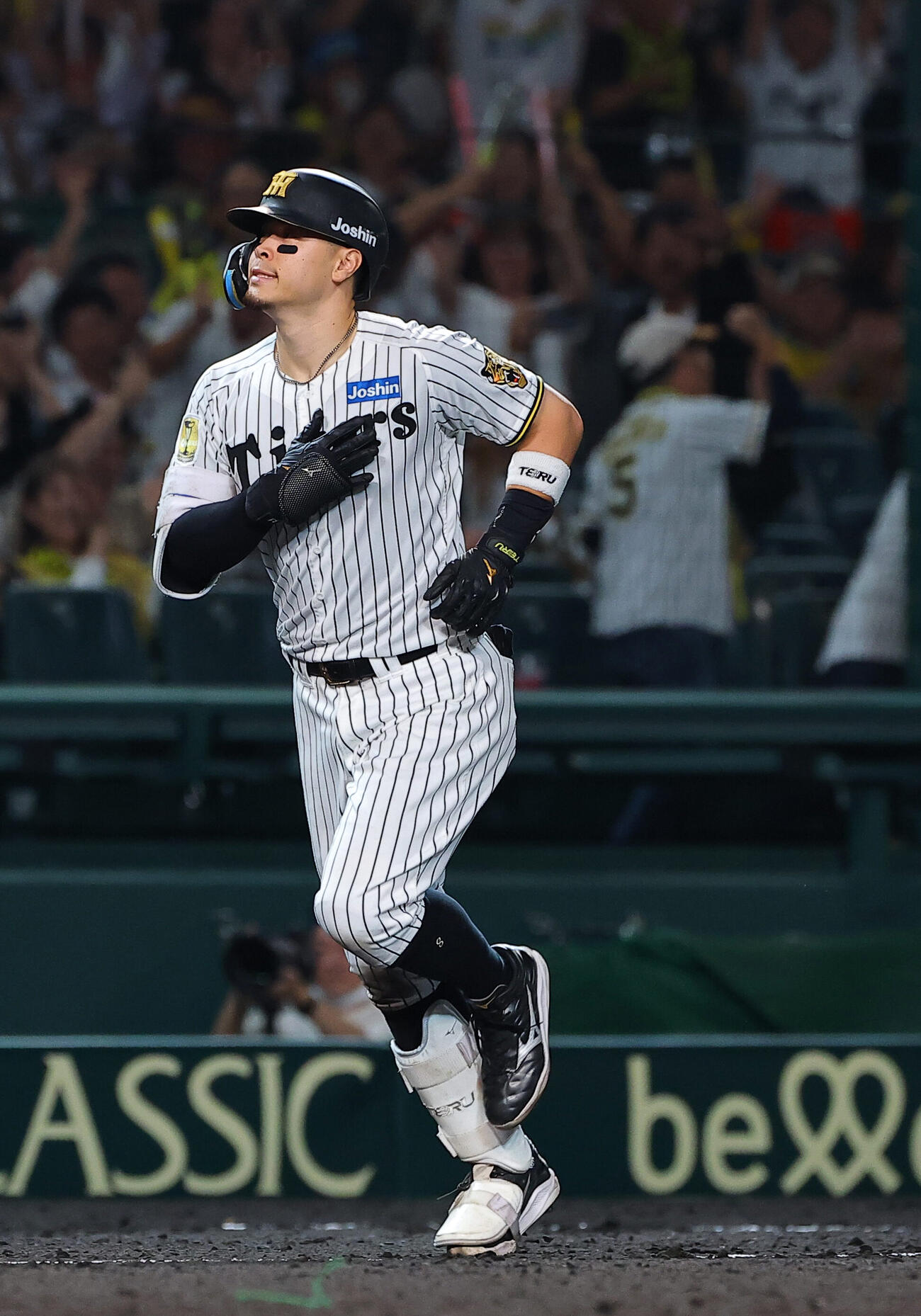 阪神対ヤクルト　8回裏阪神1死一塁、佐藤輝明は2点本塁打を放つ（撮影・上田博志）
