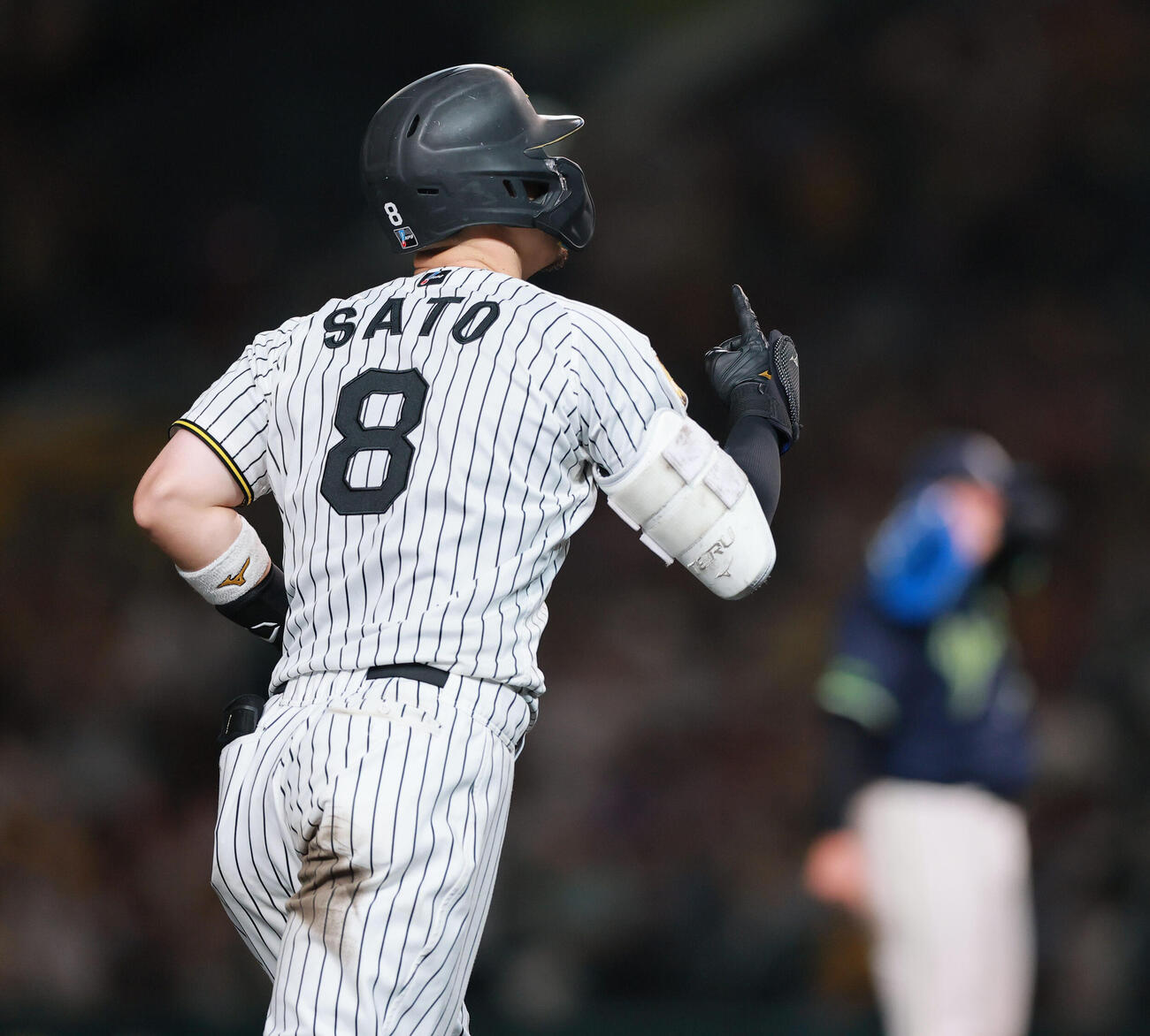 阪神対ヤクルト　8回裏阪神1死一塁、佐藤輝明は2点本塁打を放ちダイヤモンドを1周する（撮影・上山淳一）