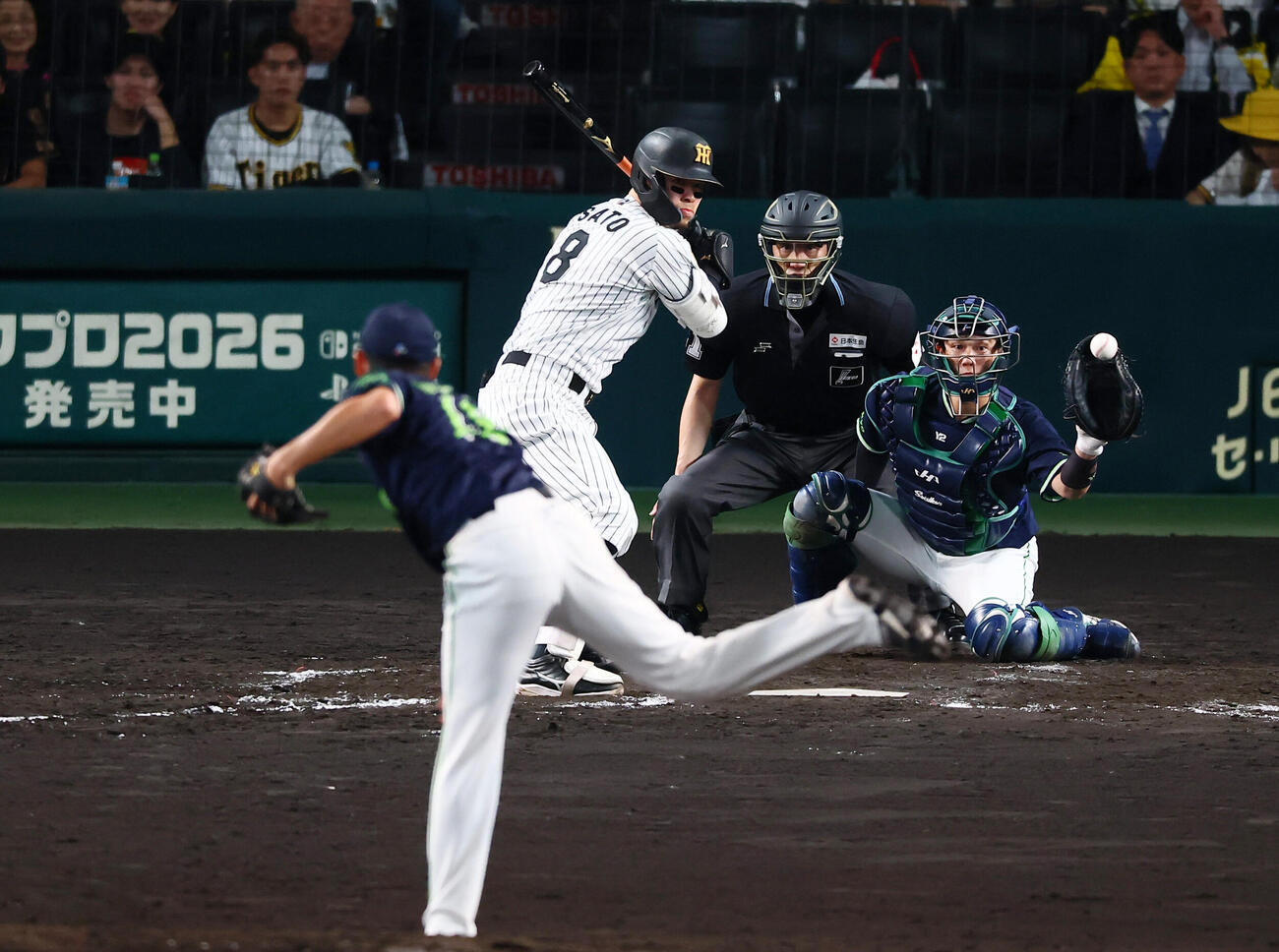 阪神対ヤクルト　4回裏阪神無死、佐藤輝明は四球を選ぶ。投手奥川恭伸（撮影・加藤哉）