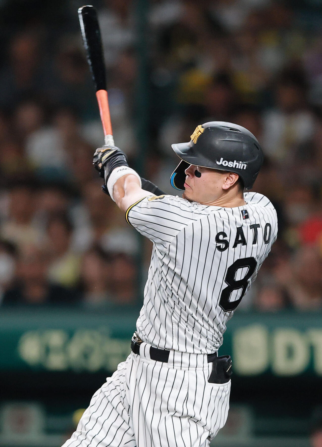 阪神対ヤクルト　8回裏阪神1死一塁、佐藤輝明は2点本塁打を放つ（撮影・上山淳一）