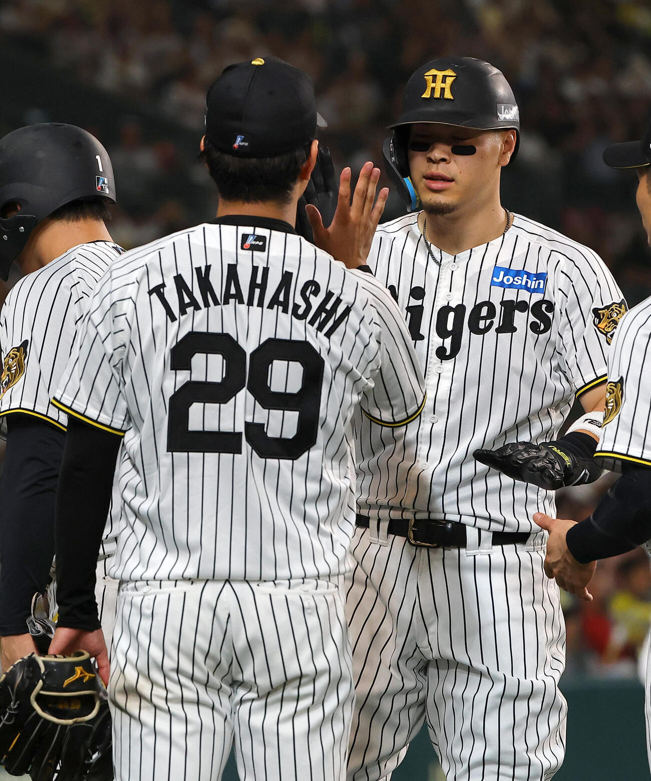 阪神対ヤクルト　8回裏阪神1死一塁、2点本塁打を放った佐藤輝明は高橋遥人とハイタッチをする（撮影・上田博志）