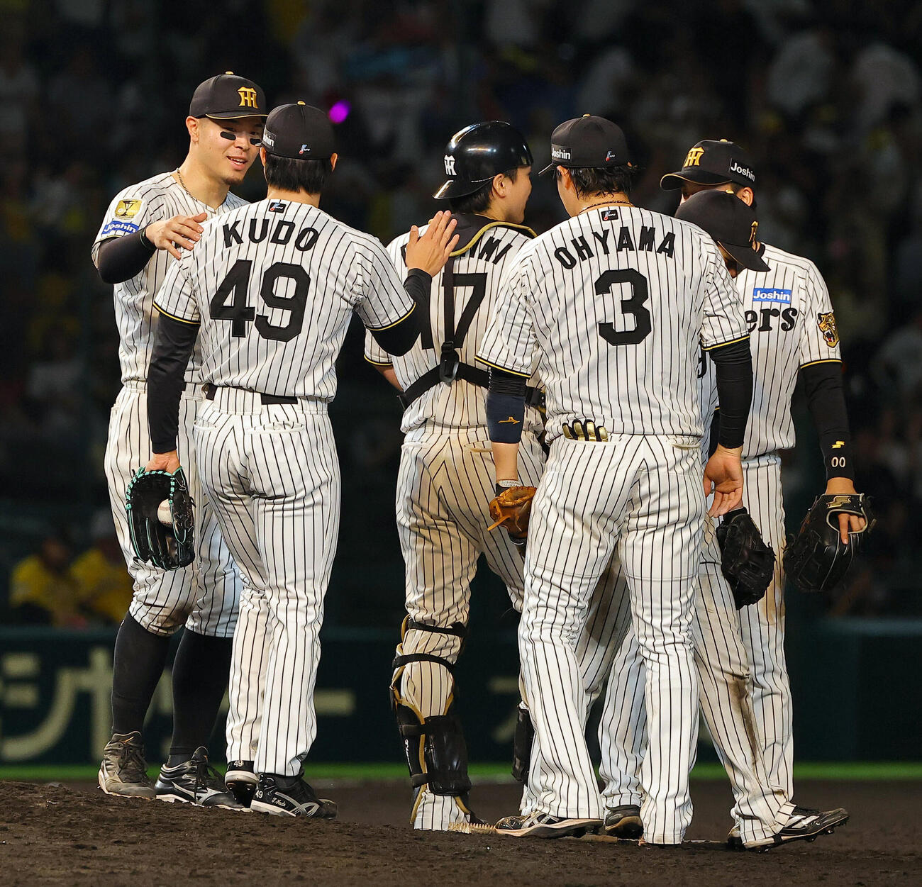 阪神対ヤクルト　マウンドで勝利を喜ぶ佐藤輝明（左）とナイン（撮影・上田博志）