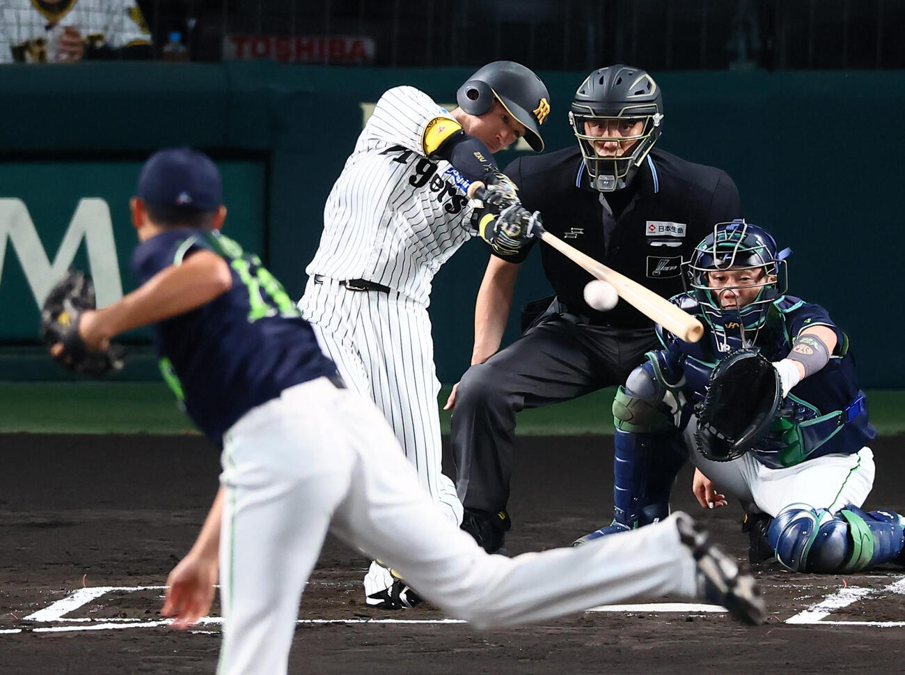 阪神対ヤクルト　1回裏阪神無死、近本光司は右前打を放つ。投手奥川恭伸（撮影・加藤哉）